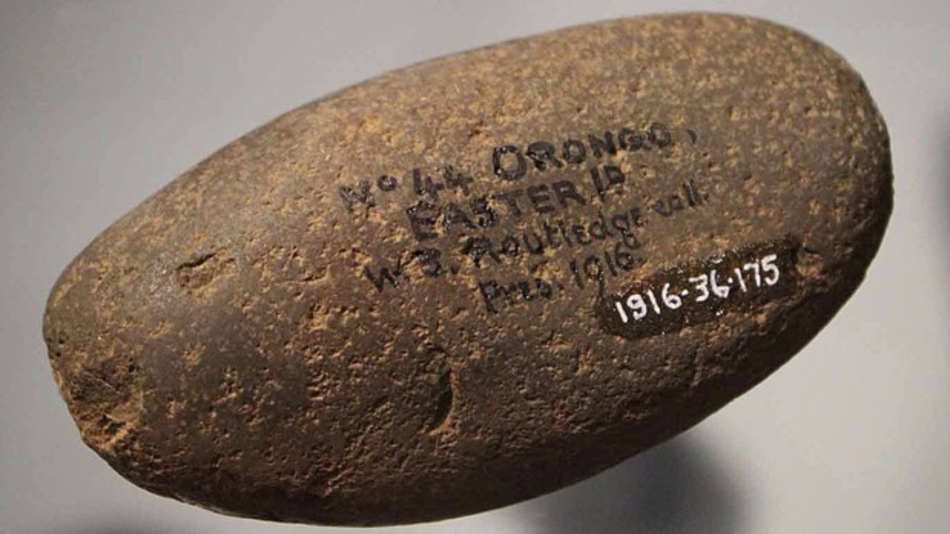 File:Hammer stone, used in carving Moai (16696644364).jpg