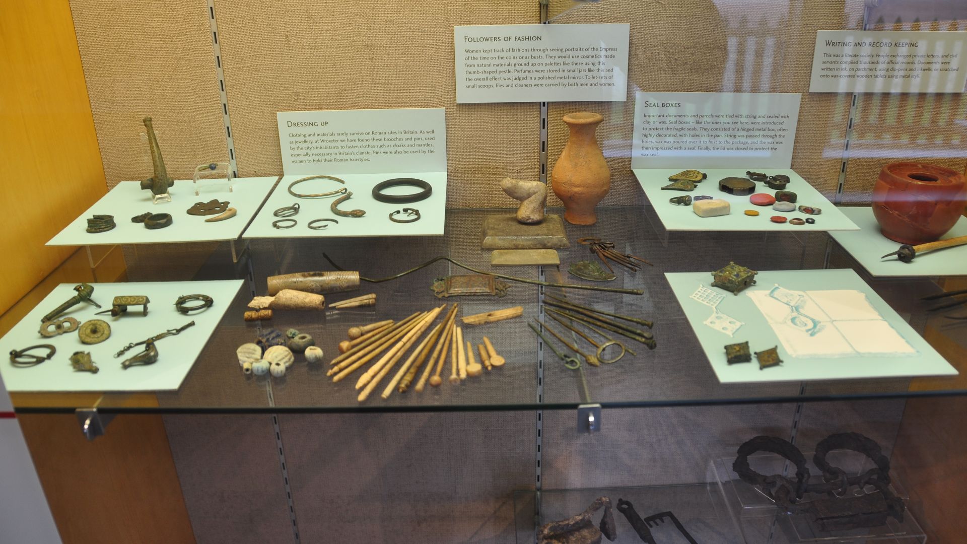 File:Artifacts in museum at Wroxeter (7145).jpg