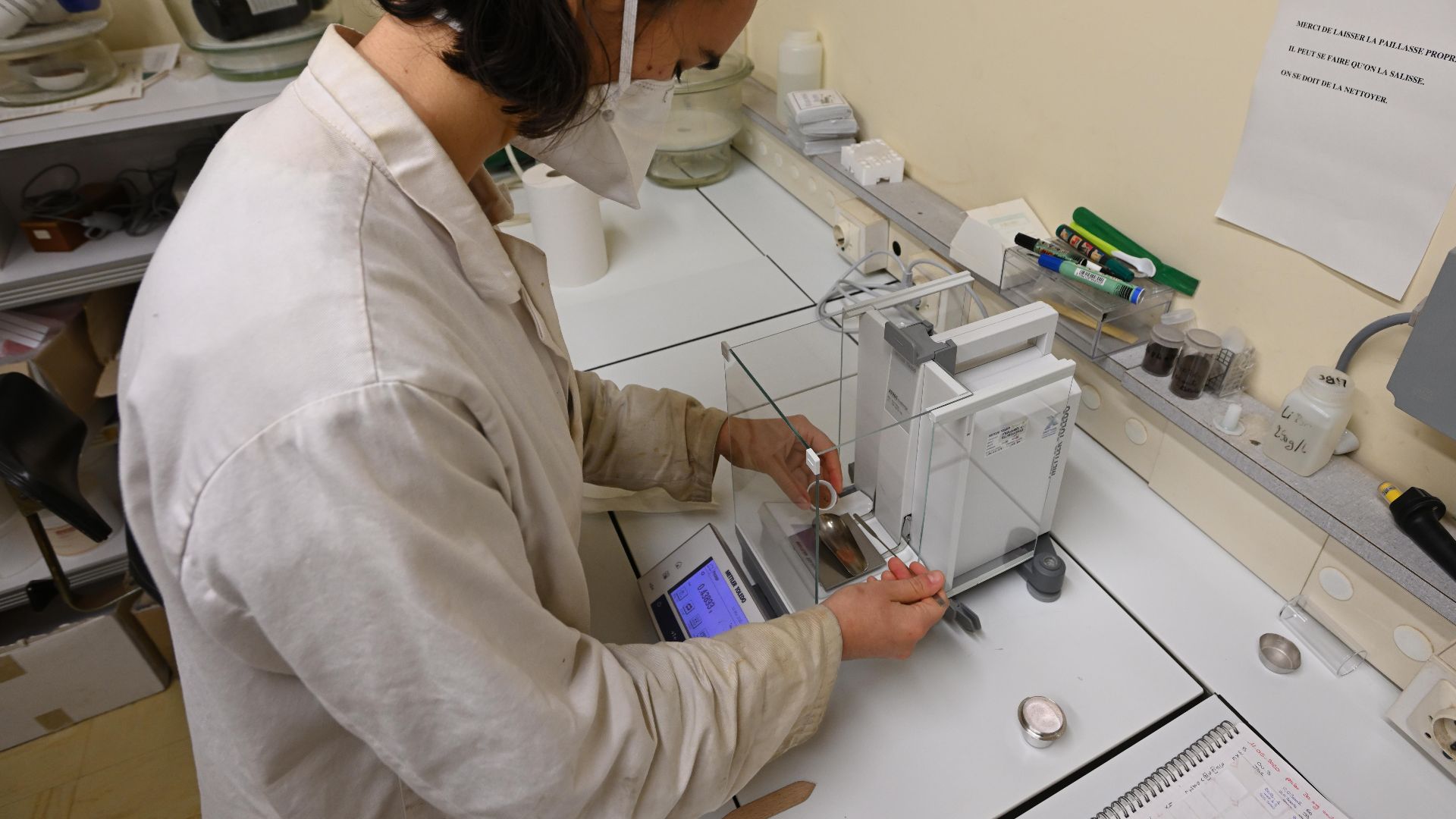 File:Préparation d'échantillons pour l'analyse de la composition chimique de roches par fluorescence X (Ifremer 00702-81381 - 33929).jpg