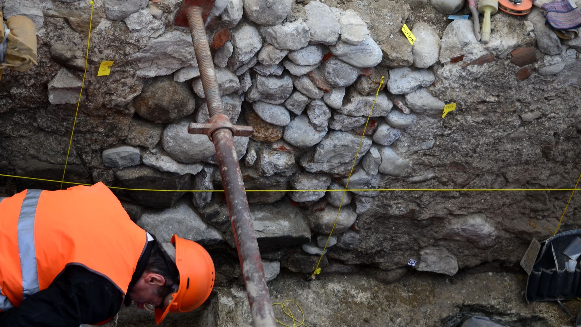 File:Fraumünster - Grabung Klostermauer - Stadthausquai 2014-03-05 16-34-57.JPG
