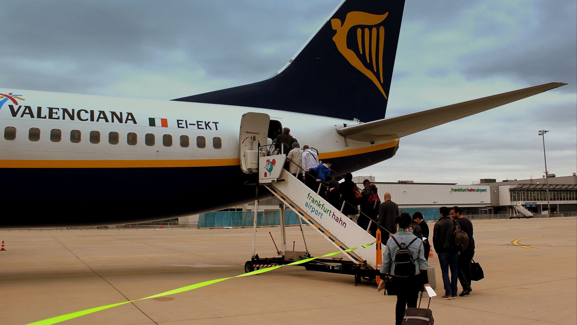 File:RYANAIR BOEING 737-800 EI-EKT BOARDING AT FRANKFURT HAHN AIRPORT HUNSRUCK GERMANY BOUND FOR IBN BATTOUTTA AIRPORT TANGER MOROCCO APRIL 2013 (8704461800).jpg