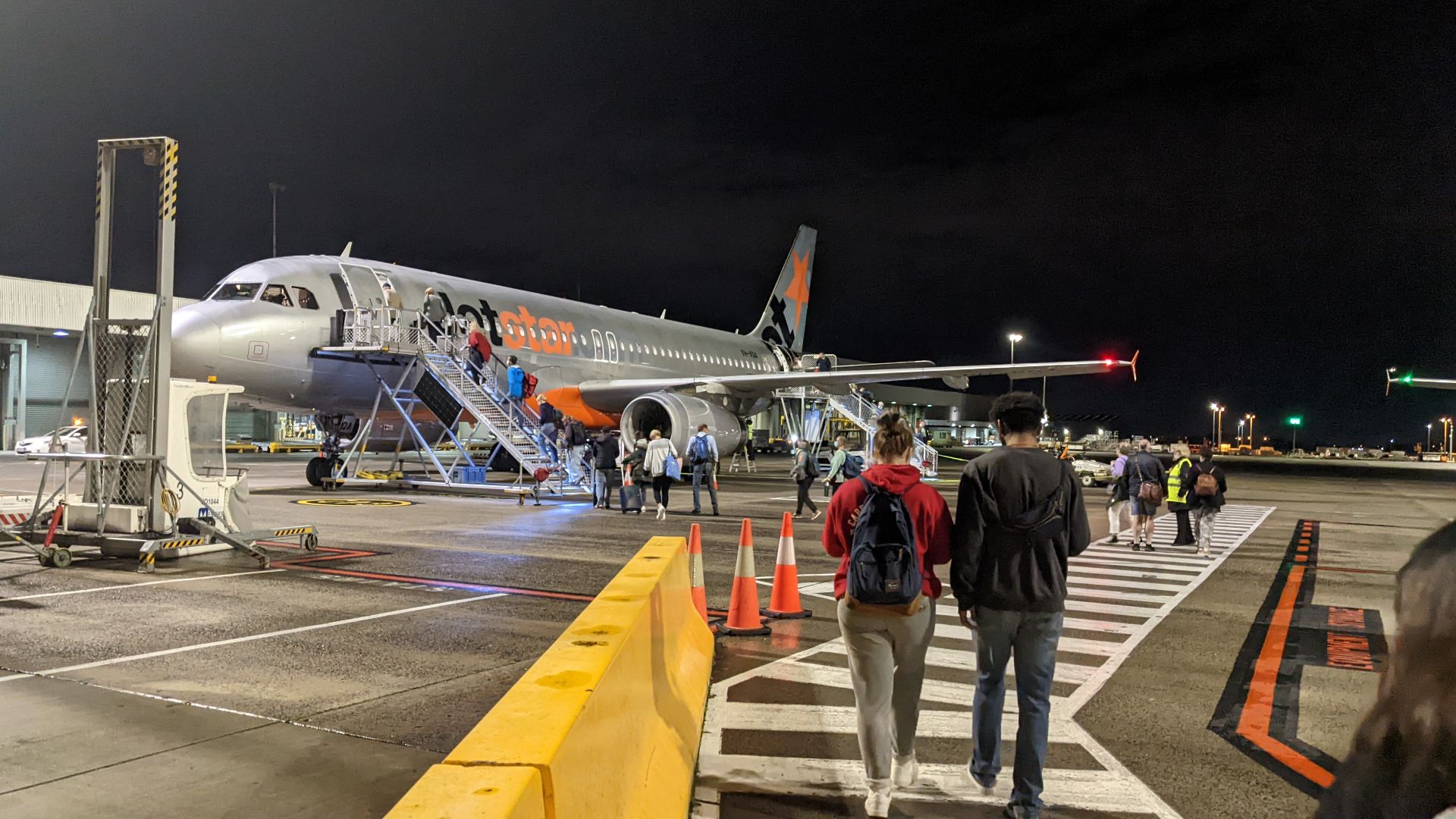 File:Jetstar A320 VH-VQA boarding passengers at Terminal 4 at Melbourne Airport.jpg