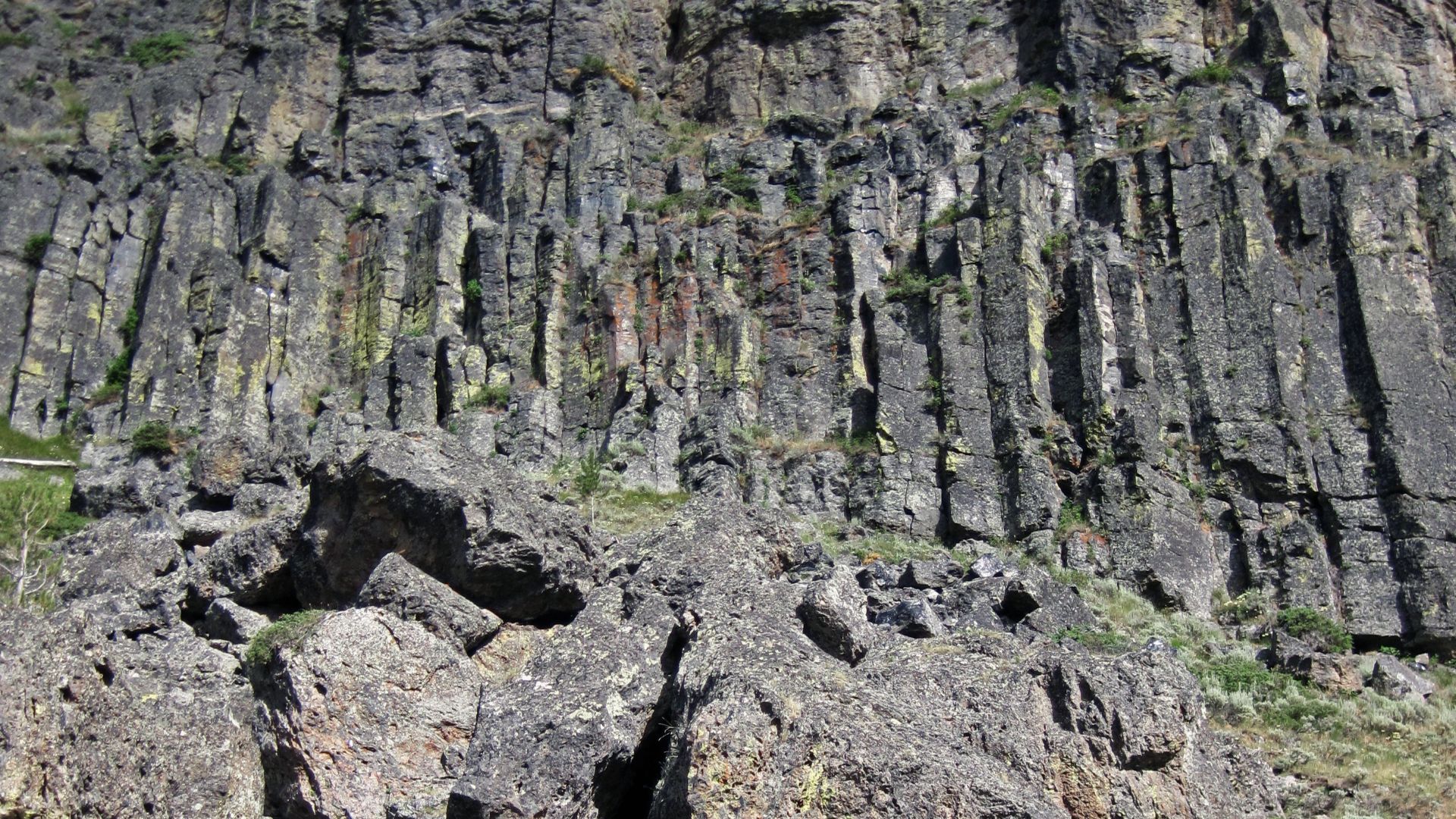 File:Columnar-jointed rhyolitic obsidian lava flow (Roaring Mountain Member, Plateau Rhyolite, Upper Pleistocene, ~59 ka; Obsidian Cliff, Yellowstone, Wyoming, USA) 7 (46093062574).jpg
