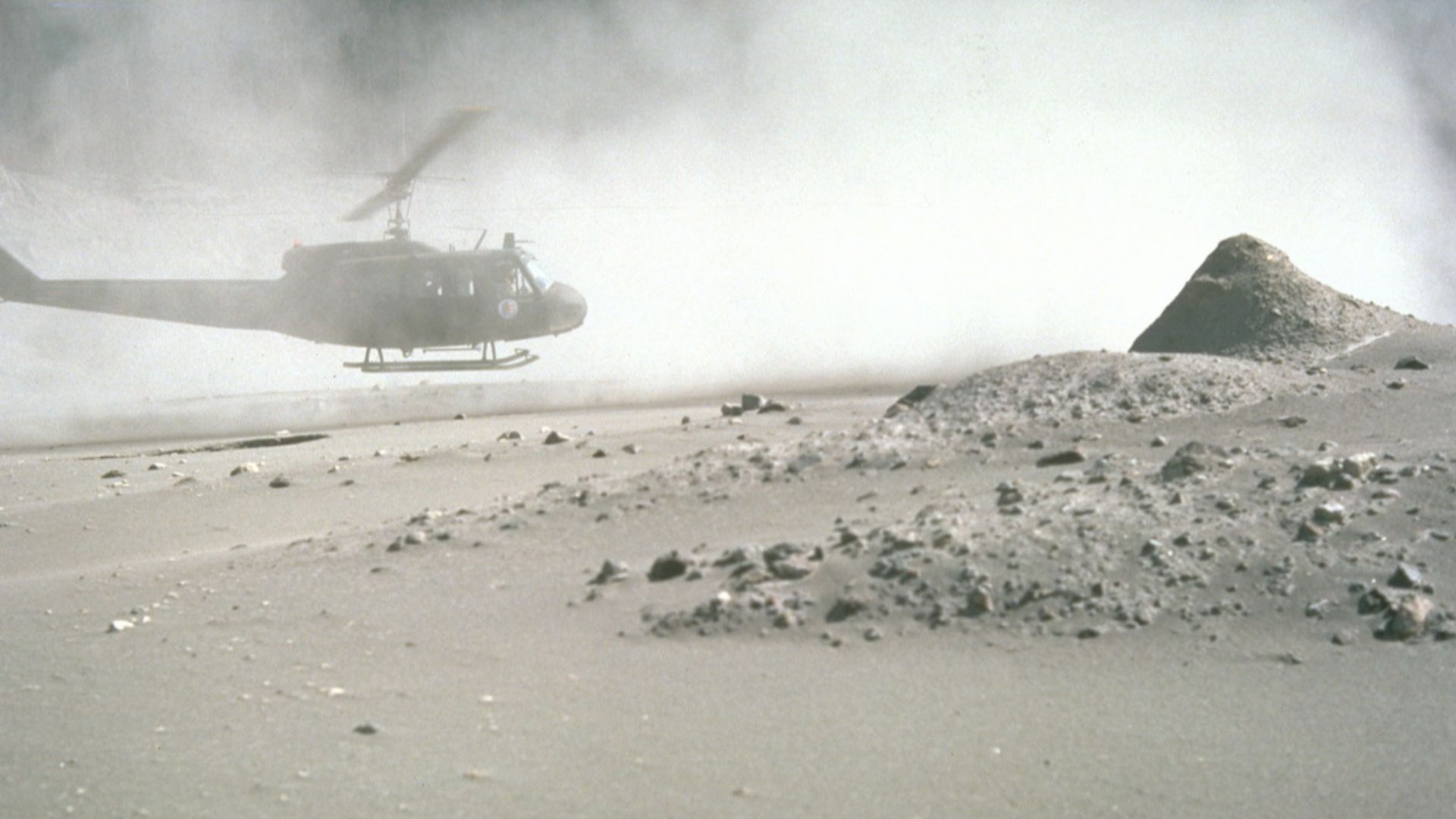 File:028MSH80 volcanic ash with helicopter 08-22-80 resize (21851636930).jpg