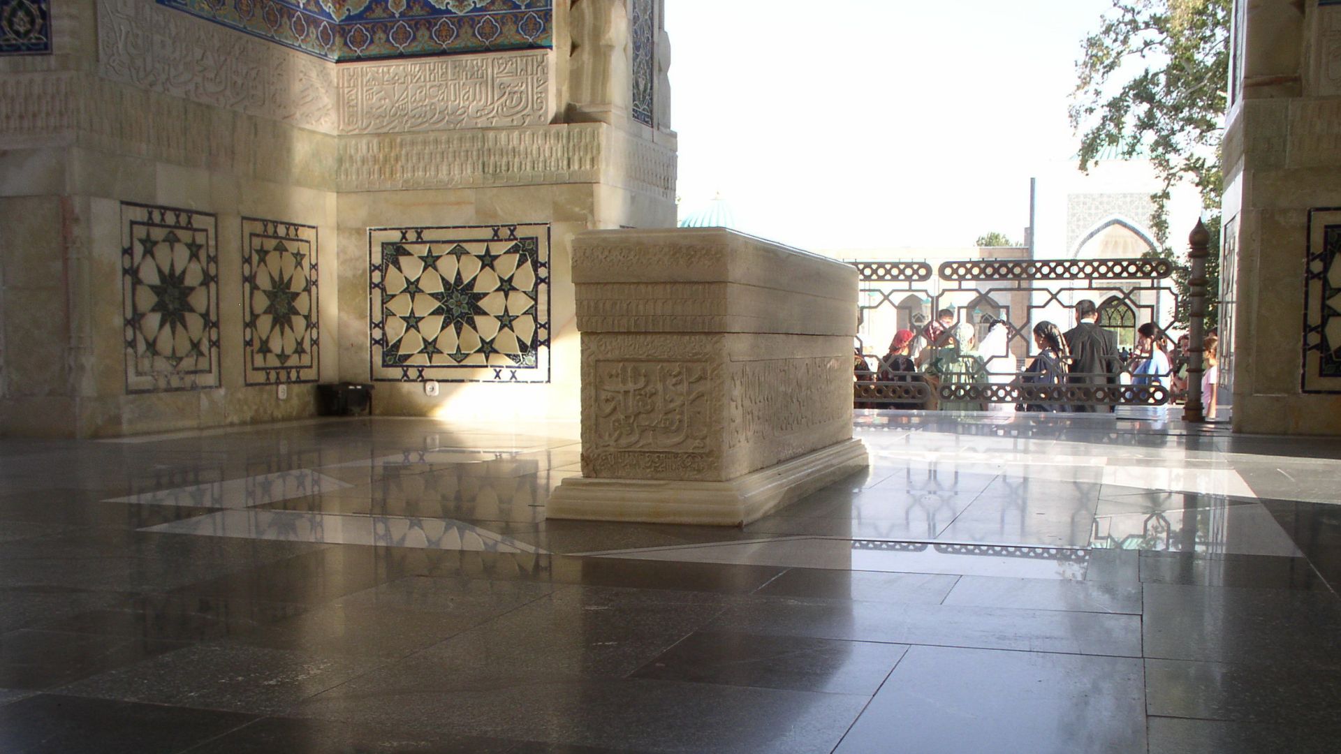 File:AlBukhari Mausoleum.jpg