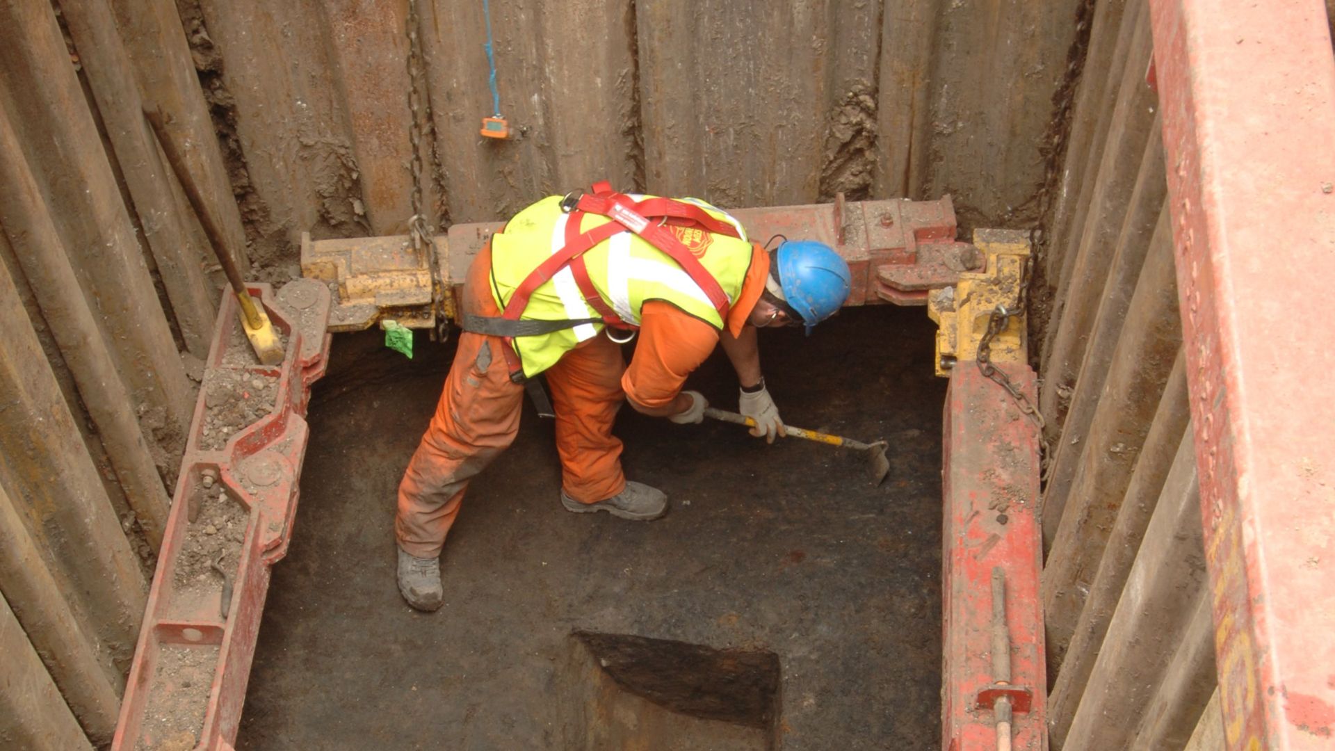 File:Archaeologist excavating a ditch (229) in Trench 7 at Liverpool Street Worksite, Liverpool Street (Crossrail XSM10).jpg