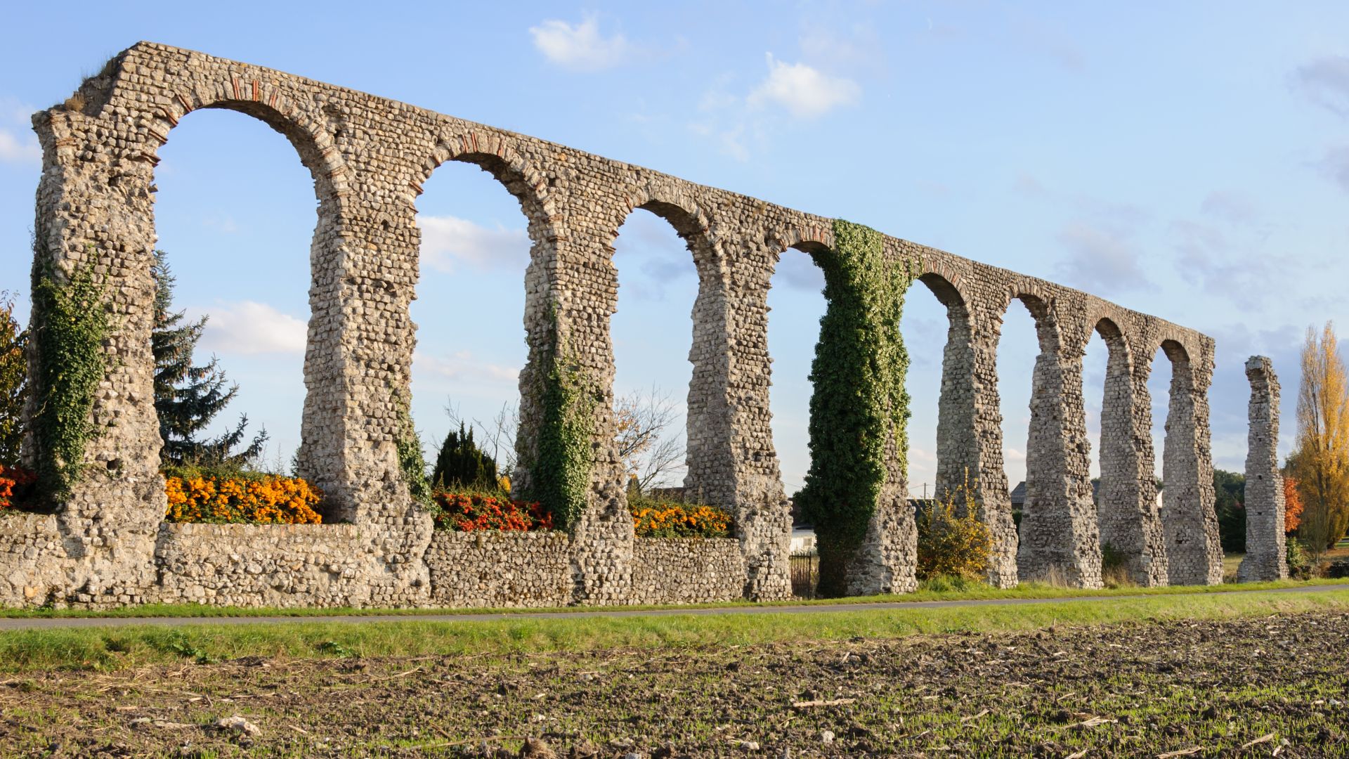 File:Aqueduc Luynes.jpg