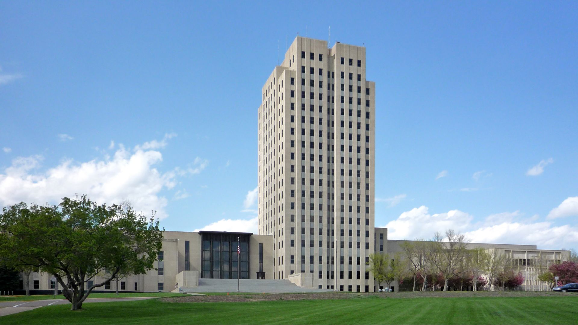 File:2009-0521-ND-StateCapitol (cropped).jpg