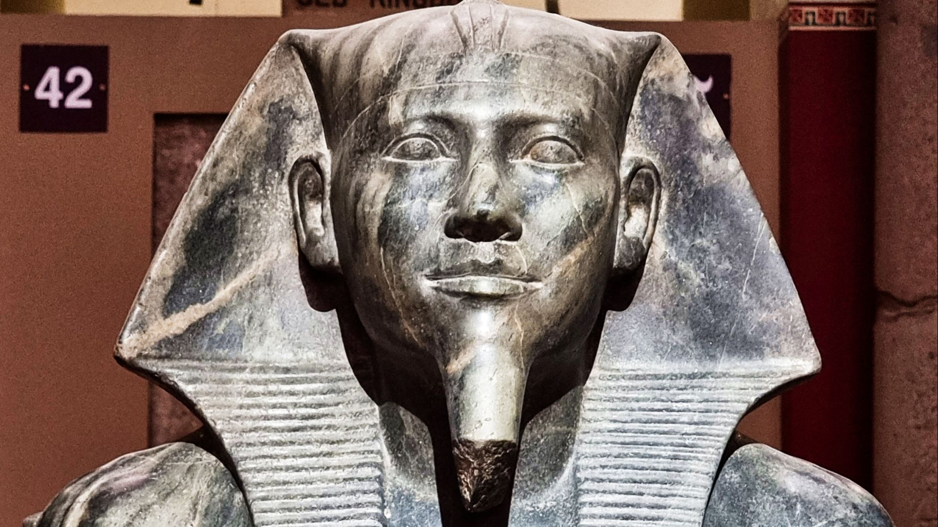 File:Detail of statue of Khafra from his Valley Temple at Giza, 2520-2494 BCE; Egyptian Museum, Cairo (4).jpg