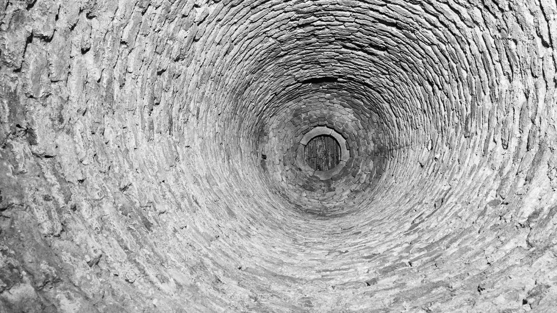 File:Interieur, 16e eeuwse waterput naar boven gezien in aardlichaam - 20000548 - RCE.jpg