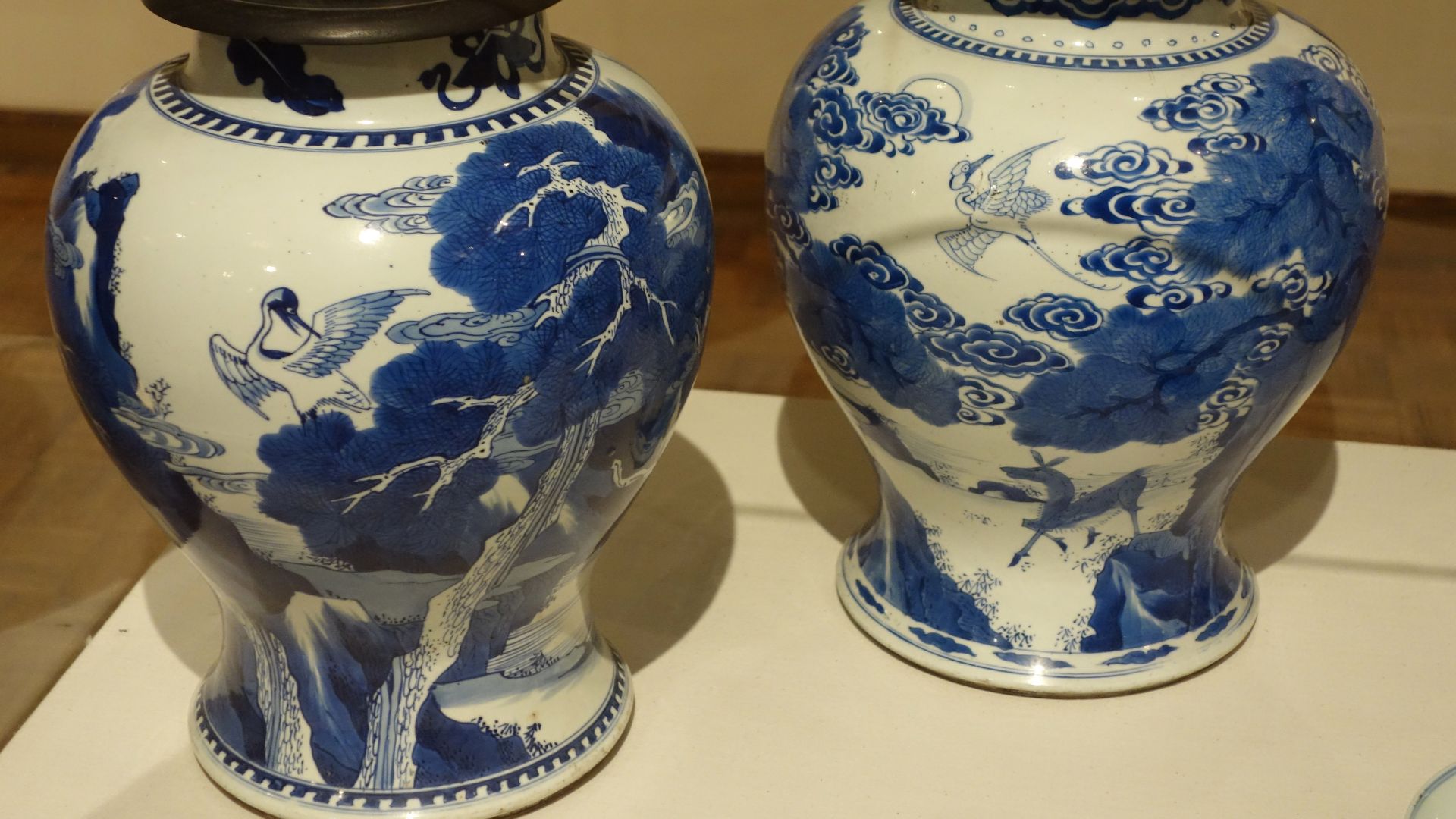 File:Chinese Pair of Baluster Jars, Kangxi Period, 1662-1722, porcelain, glaze, carved wood lids - Huntington Museum of Art - DSC05436.JPG