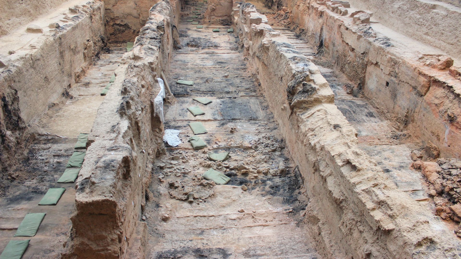 File:A burial site of the Tomb of the First Emperor Qin Shi Huang Di, Xi'an, China - panoramio.jpg