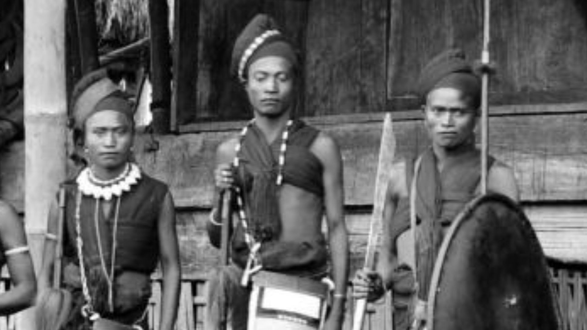 File:COLLECTIE TROPENMUSEUM Een groep mannen van de Ngadastam in krijgskleding met lans klewang achterlaadgeweer en schild TMnr 10006045.jpg