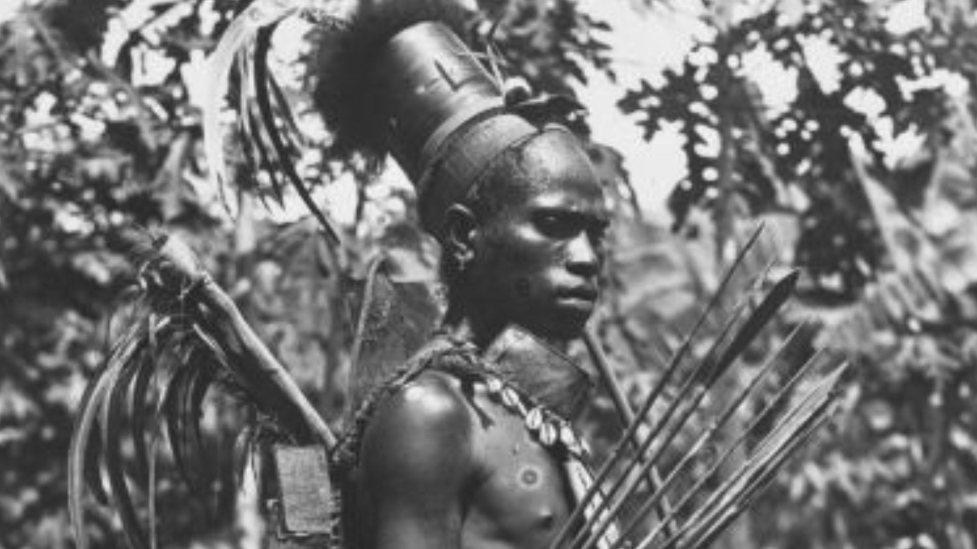 File:COLLECTIE TROPENMUSEUM Bewoner uit Ende op Flores staat klaar voor de jacht of de strijd TMnr 60028899.jpg