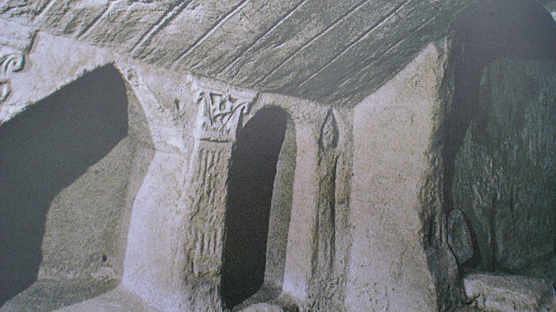 File:Nécropole du Palazzone 2.jpg