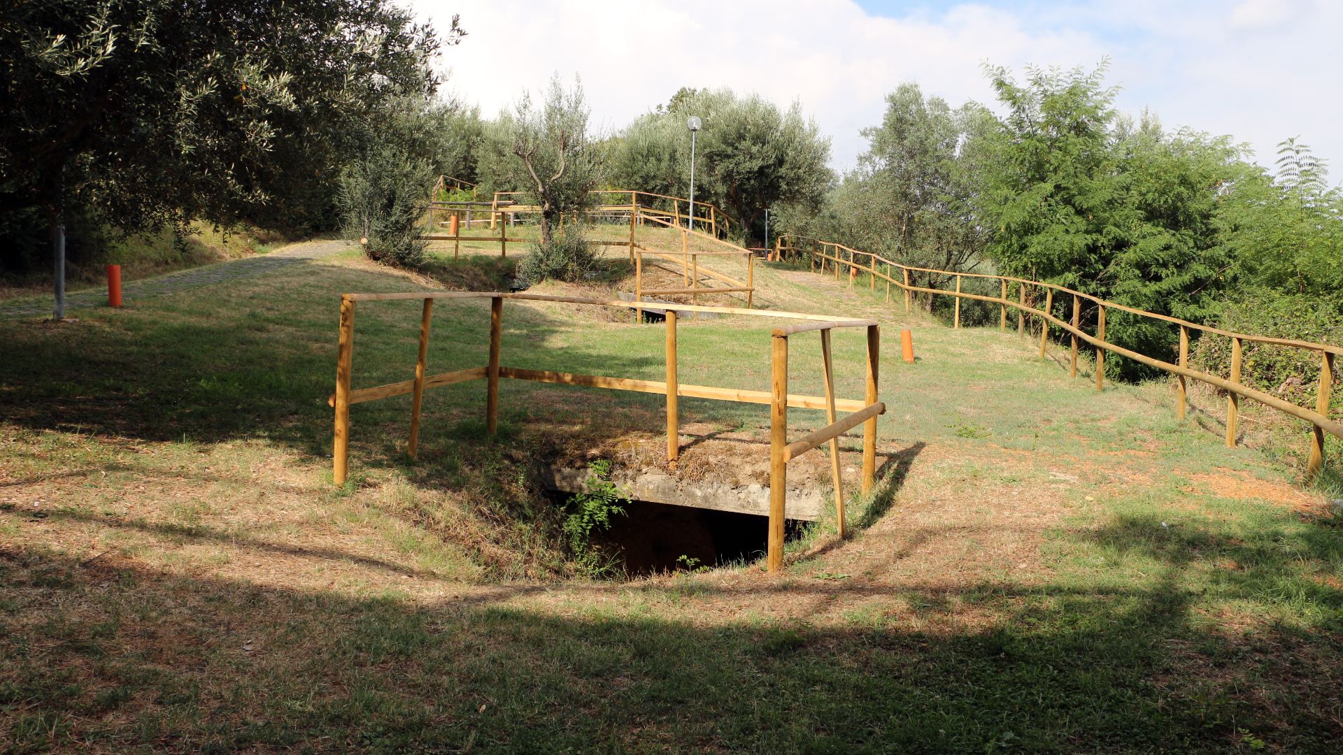 File:Necropoli del palazzone 01.jpg