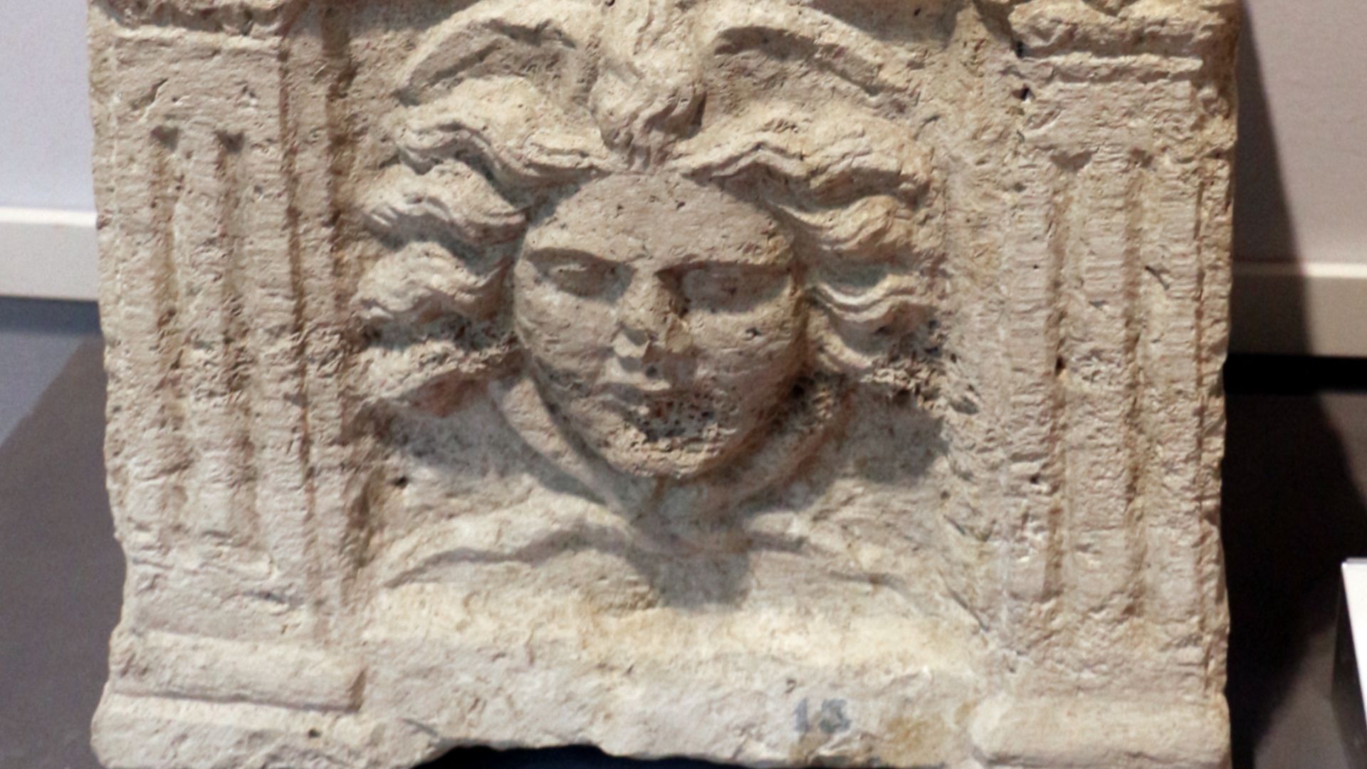 File:Urna di laris cai perprate, di origine servile, , con gorgone, 200-80 ac ca, da territorio di perugia.jpg