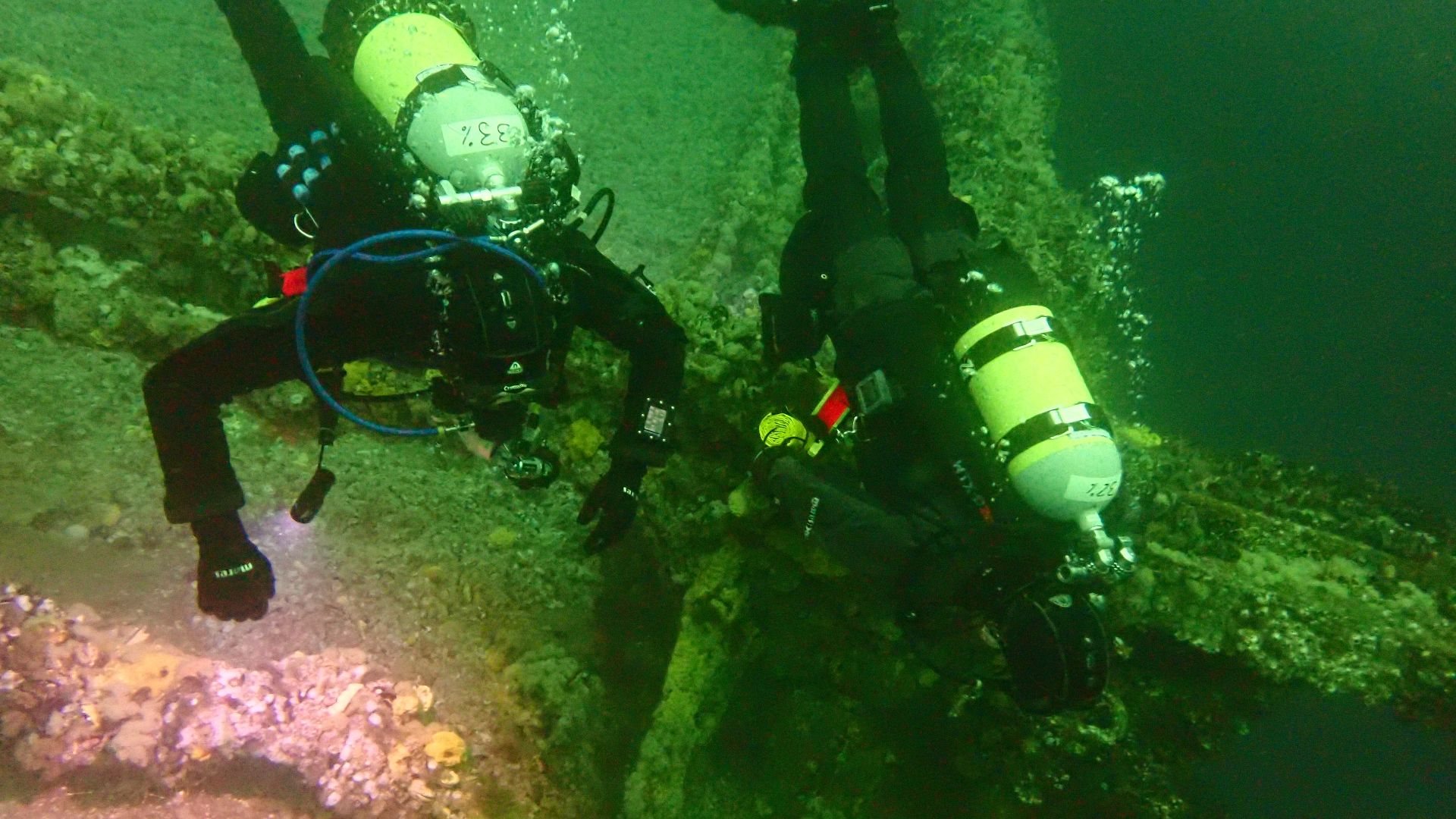 File:Divers on the wreck of the MV Treasure P9280233.jpg