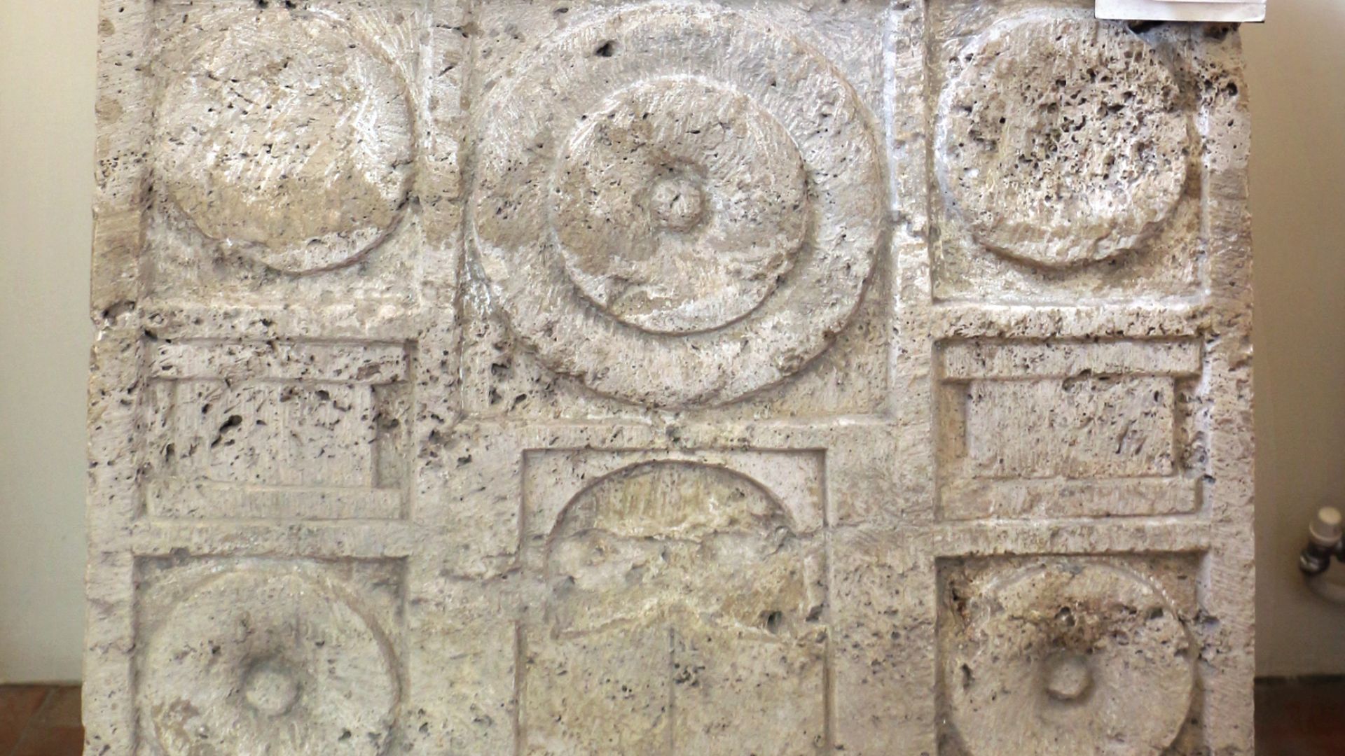 File:Urna con patere e bottega forse di vasaio, II secolo ac ca, dalla necropoli del palazzone, pg.jpg