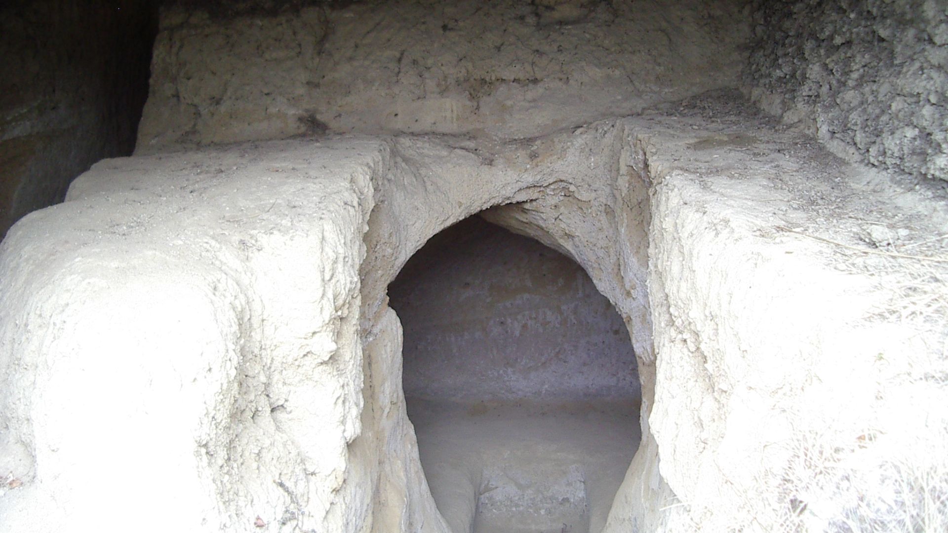 File:Nécropole du Palazzone 1.jpg