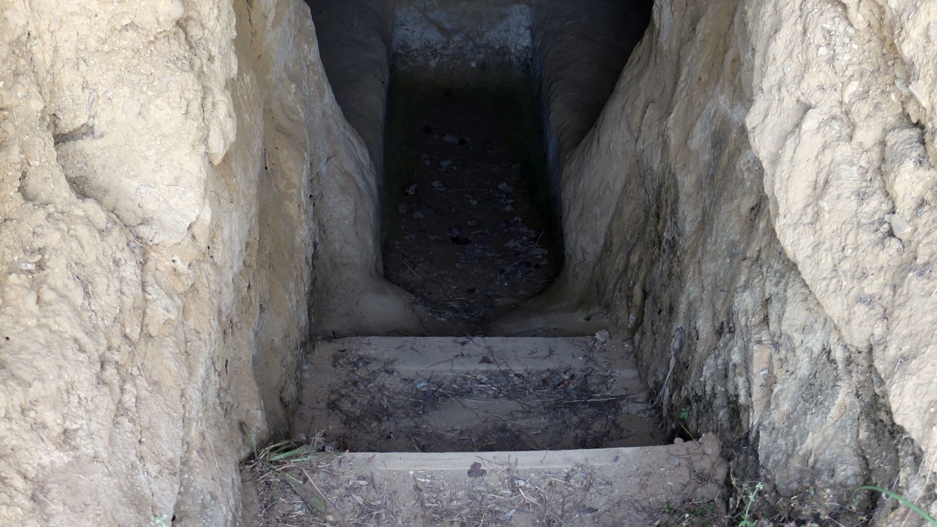 File:Necropoli del palazzone, una tomba 01.jpg