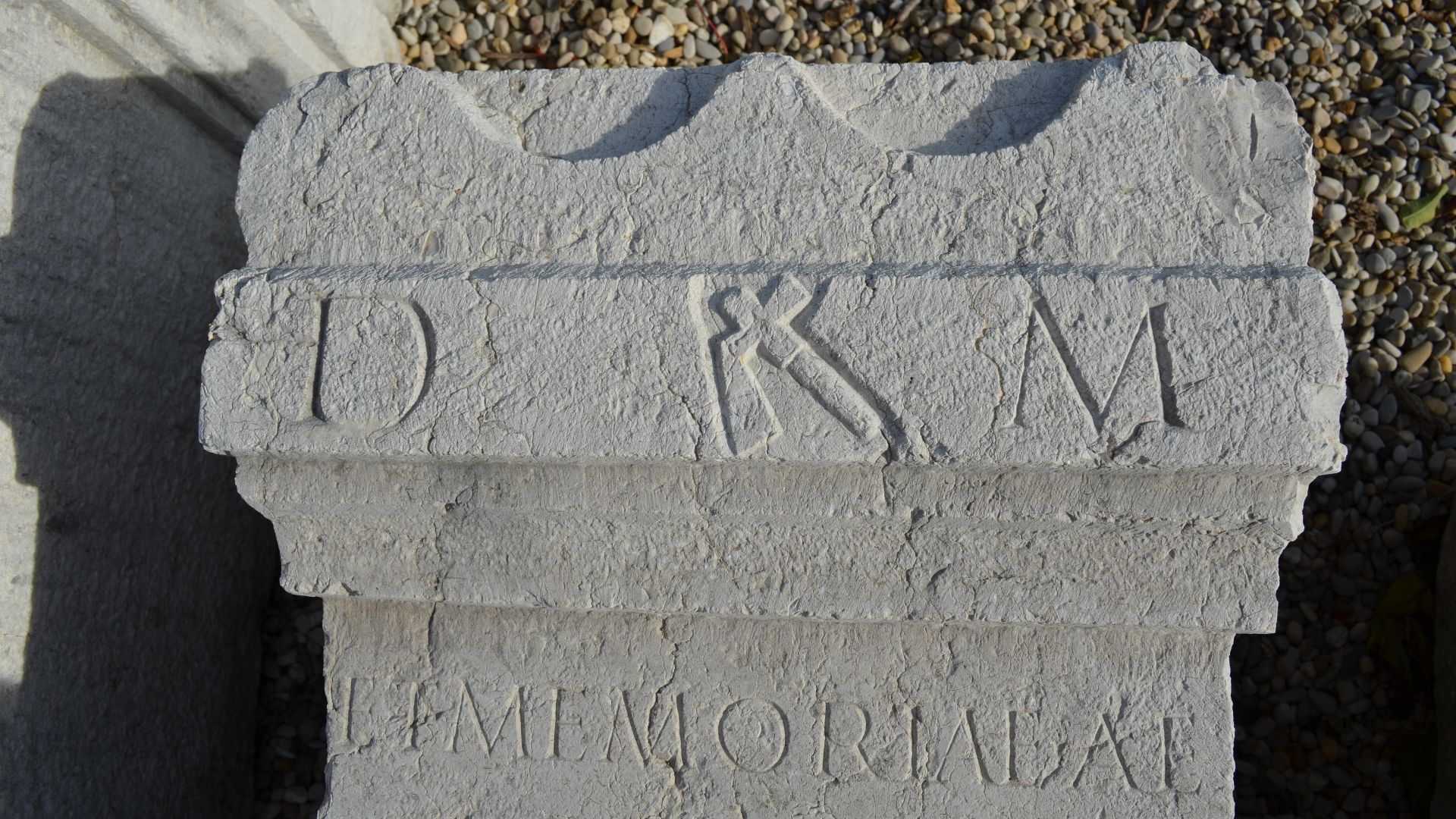 File:CIL XIII 002206 Détails de l'ascia - Dis Manibus.JPG