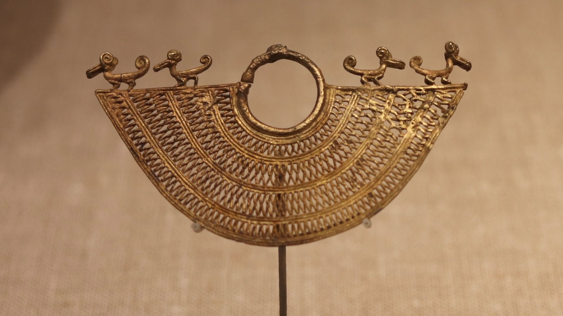 File:Zenú Earrings, San Antonio Museum of Art.jpg