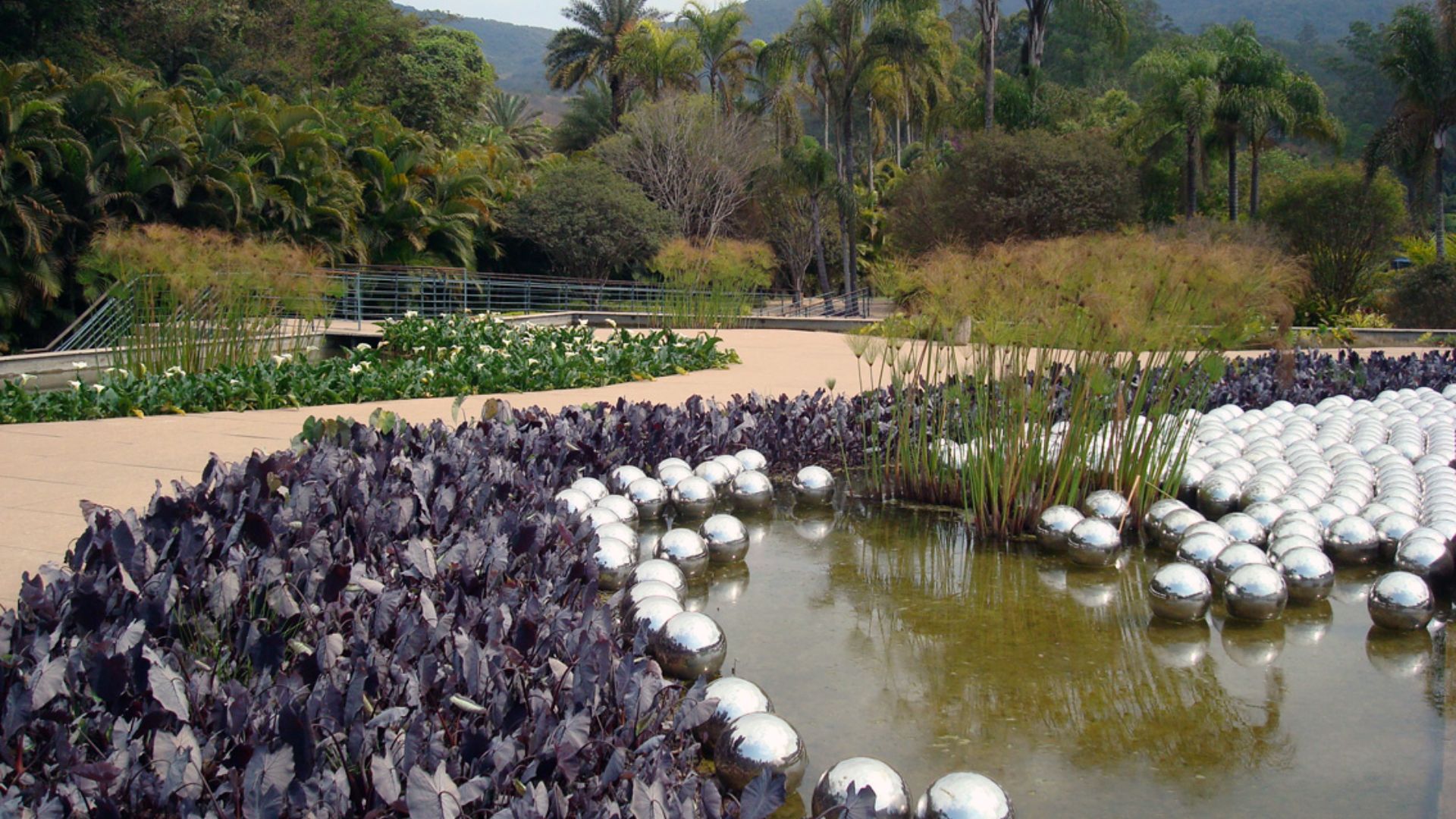 File:Inhotim yayoi kusama 01.jpg