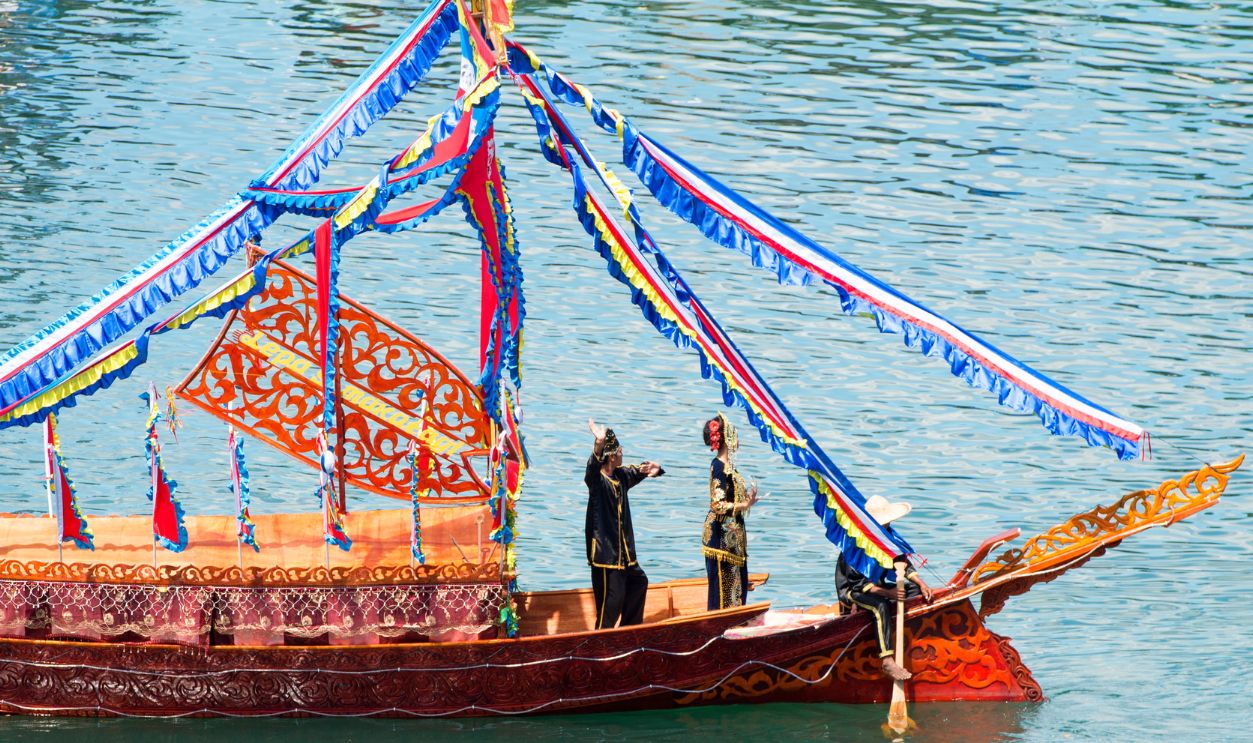 Gettyimages - 528615560, Bajau ethnic perform Daling-Daling dancel on traditional boat - stock photo Sabah,Malaysia-April 23, 2016:Bajau ethnic perform Daling-Daling dancel on traditional boat called Lepa decorated with colorfull sail known as Sambulayang during the Regatta Lepa Festival in Semporna.
