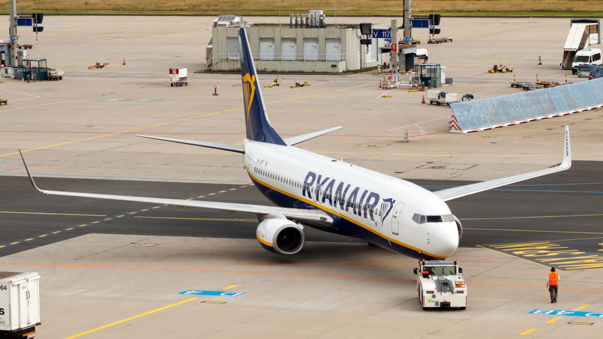 File:Ryanair Boeing 737 pushback in Frankfurt.jpg