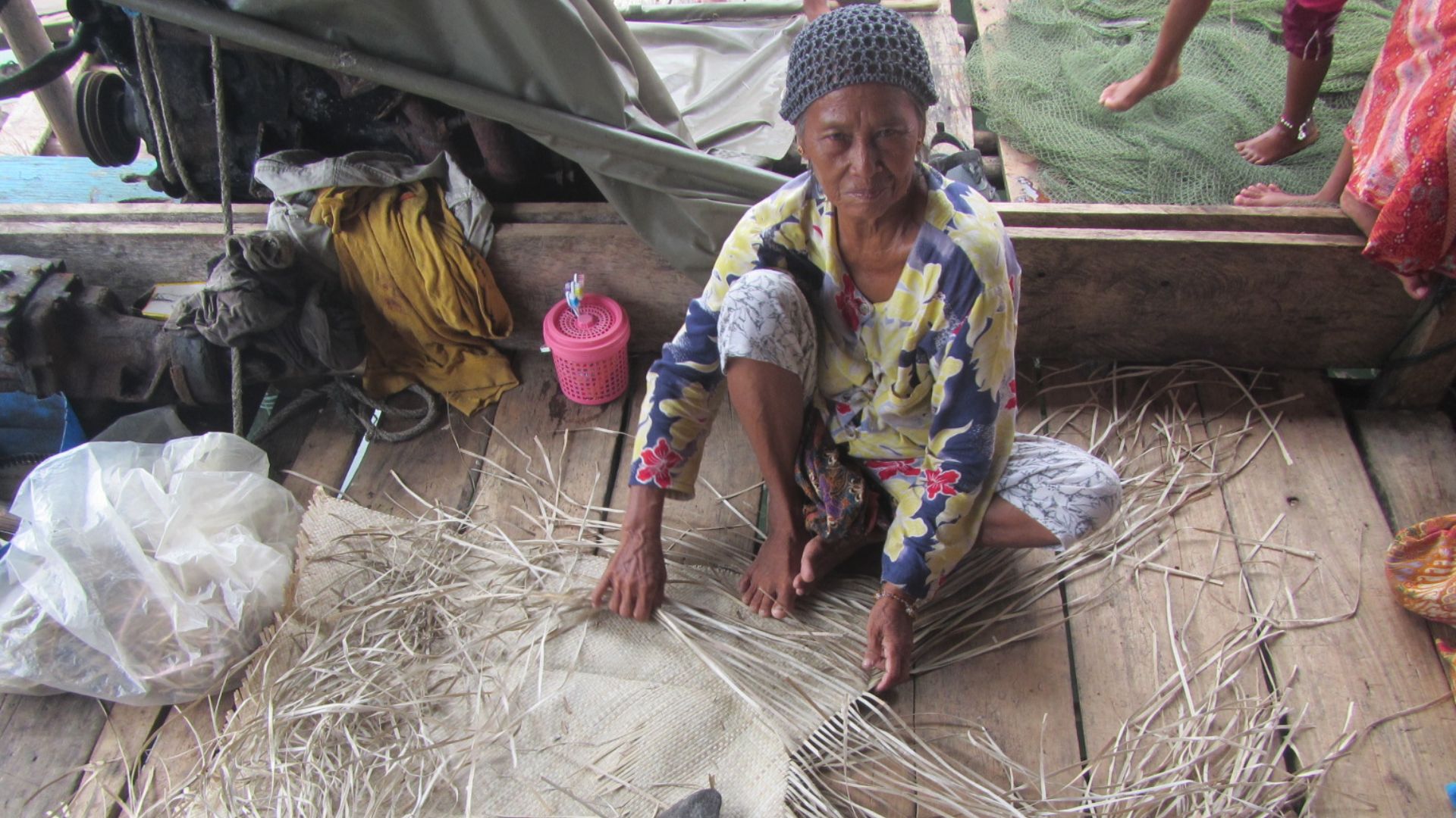 File:Sama woman making a traditional mat.JPG