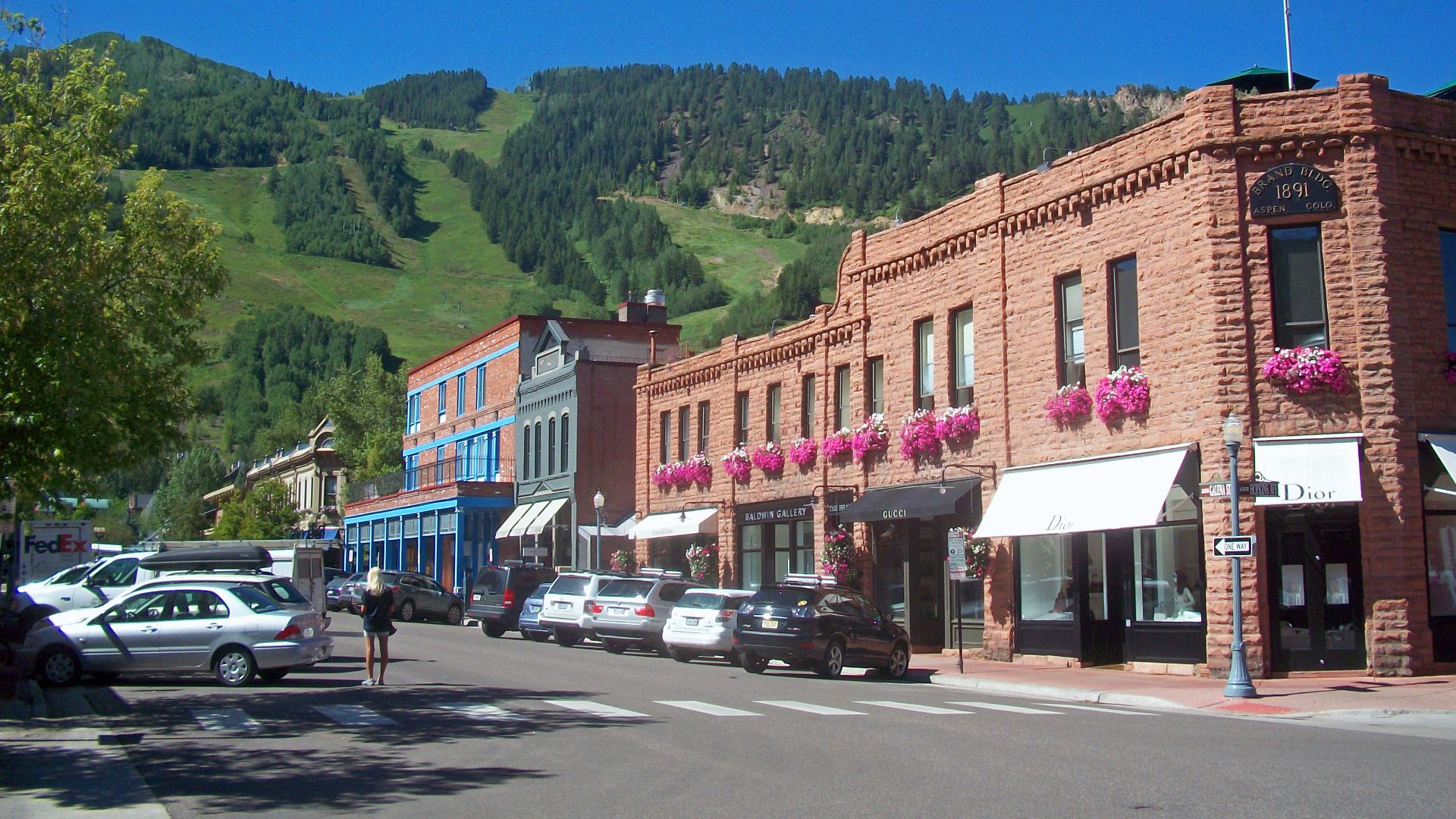 File:Downtown Aspen, CO, with view to ski slopes.jpg
