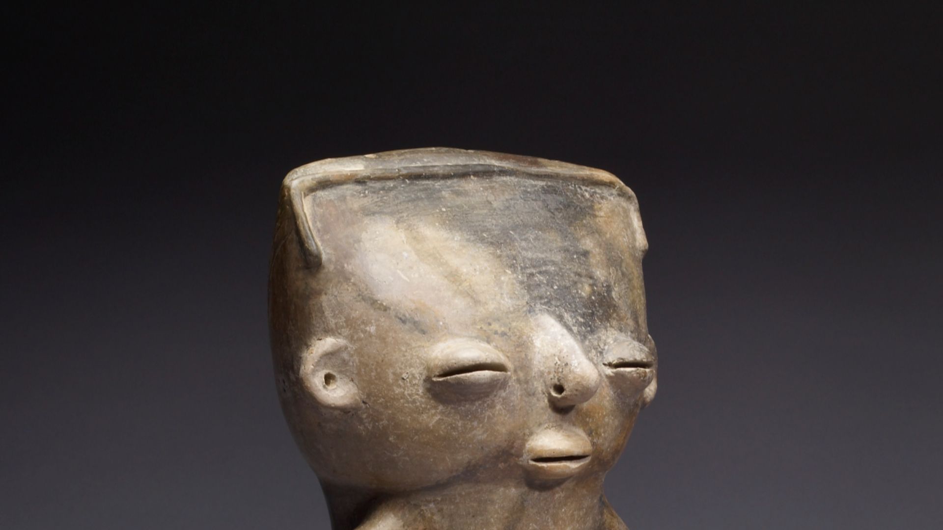 File:Sinú - Standing Figure of a Mother and Child - Walters 482853 - Three Quarter.jpg