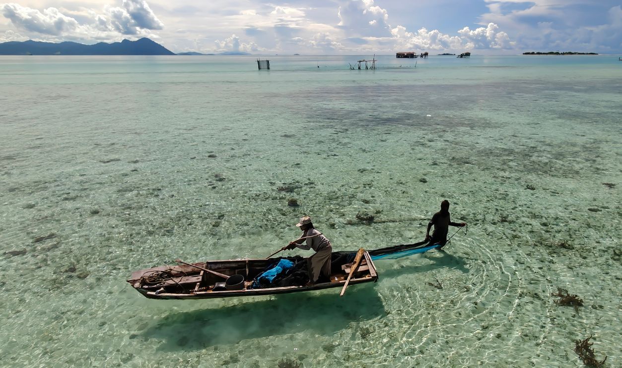 Gettyimages - 2231294781, Traditional fishermen working with nets in the shallow turquoise waters of Semporna, Sabah - stock photo Semporna Sabah, Malaysia - May 16, 2025:Traditional fishermen working with nets in the shallow turquoise waters of Semporna, Sabah, Malaysia. Sustainable coastal fishing lifestyle in a tropical island setting.