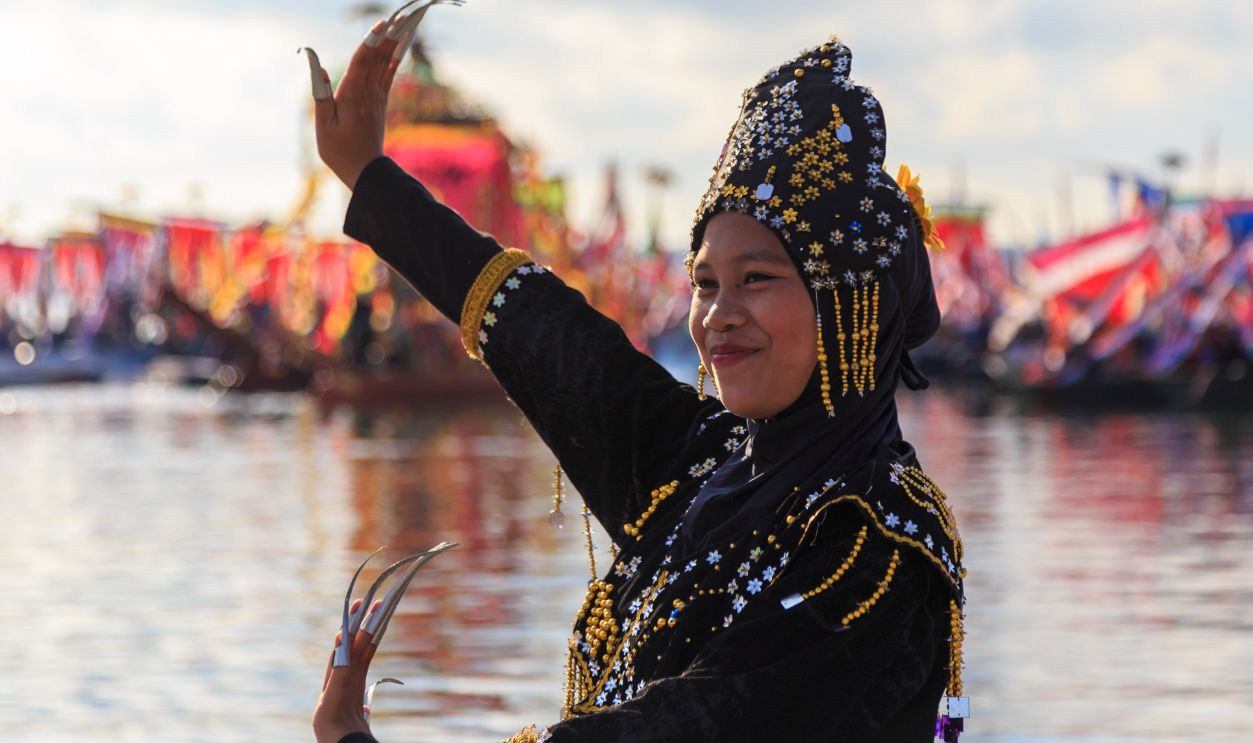 Gettyimages - 1244446391, Unidentified Pretty Girl with traditional costume of Semporna during festival Regata Lepa Lepa - stock photo Semporna Sabah, Malaysia-CIRCA APRIL, 2017: unidentified Pretty Girl with traditional costume of Semporna during festival Regata Lepa Lepa in Semporna, Sabah, Borneo