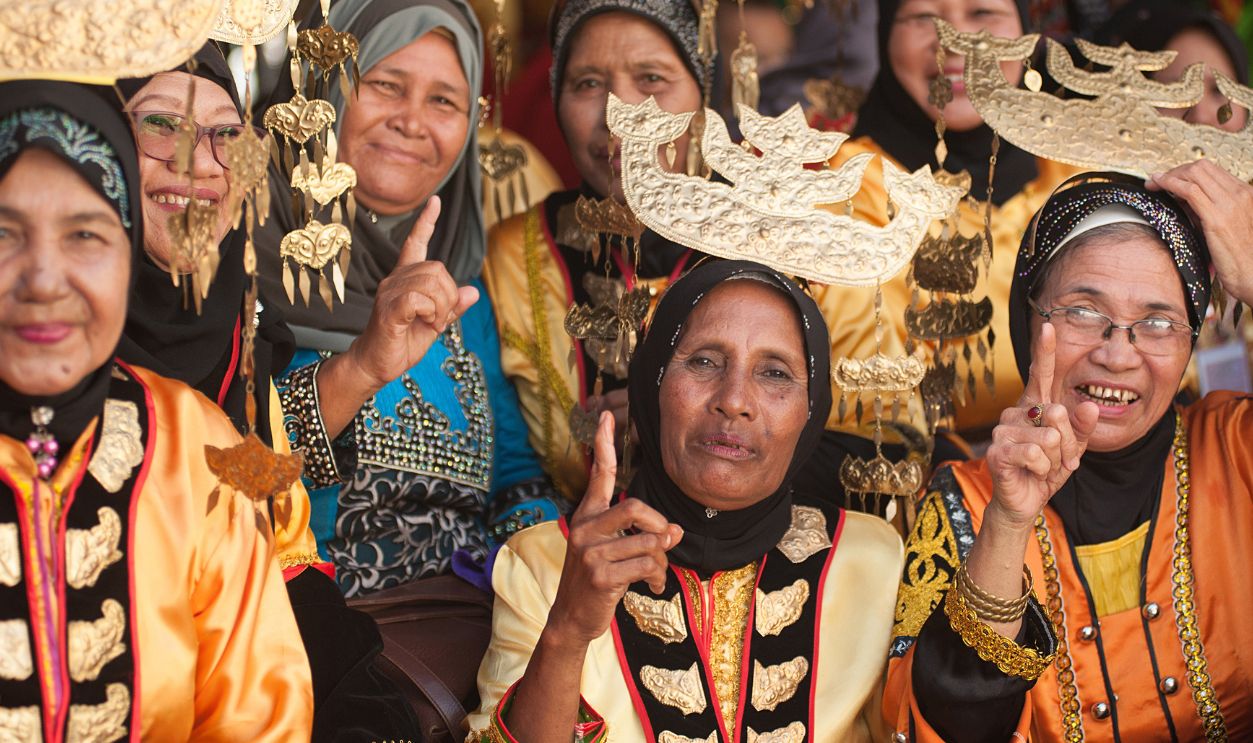 Gettyimages - 505570276, Bajau ladies in traditional costume. - stock photo Tuaran Sabah Malaysia-Jan 17, 2016:Bajau ladies in traditional costume during festival. Bajau tribe, among the biggest tribe in Sabah is famous with striking costume colors.