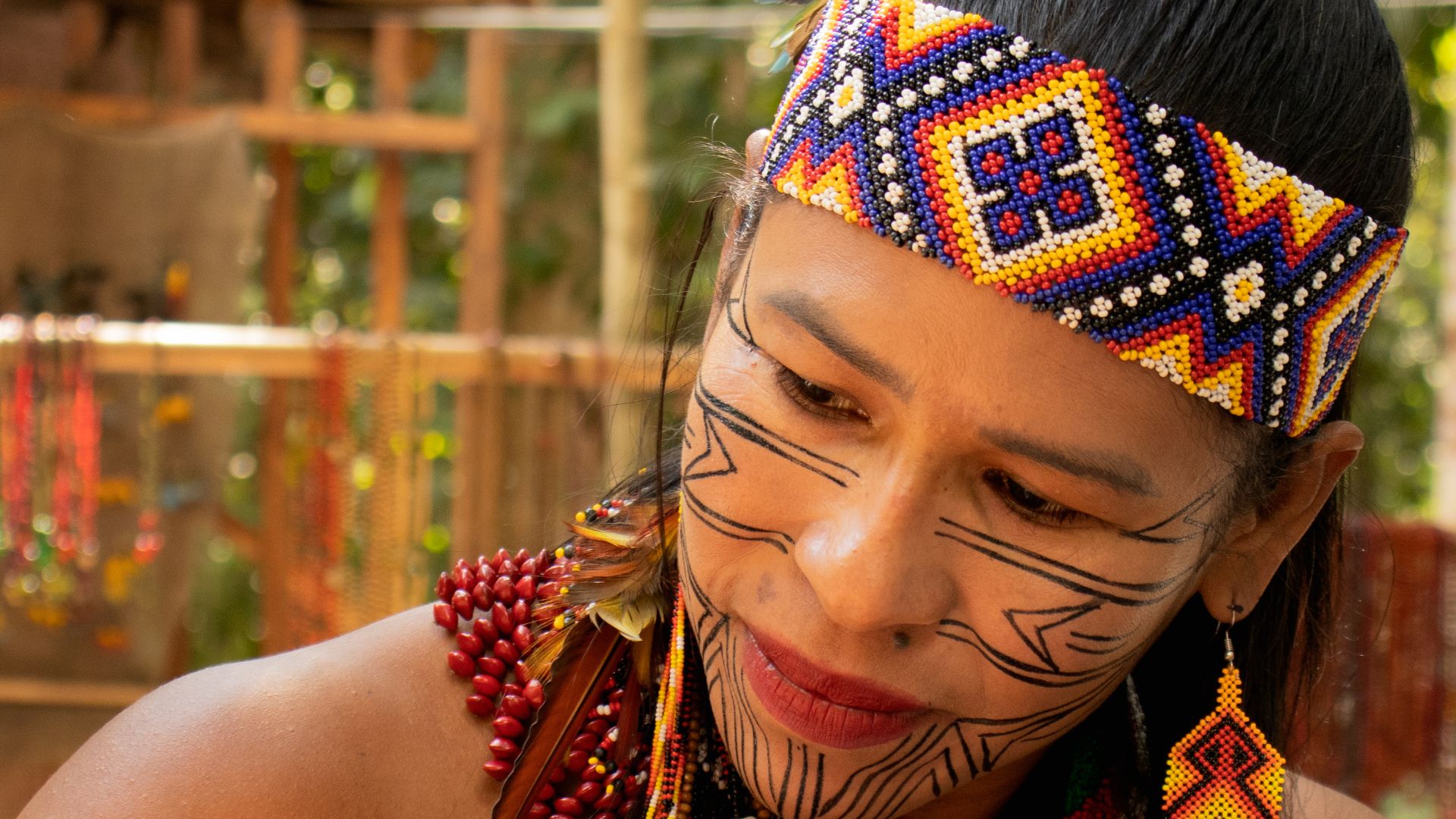 File:Índia Pataxo fazendo Pintura Corporal.jpg