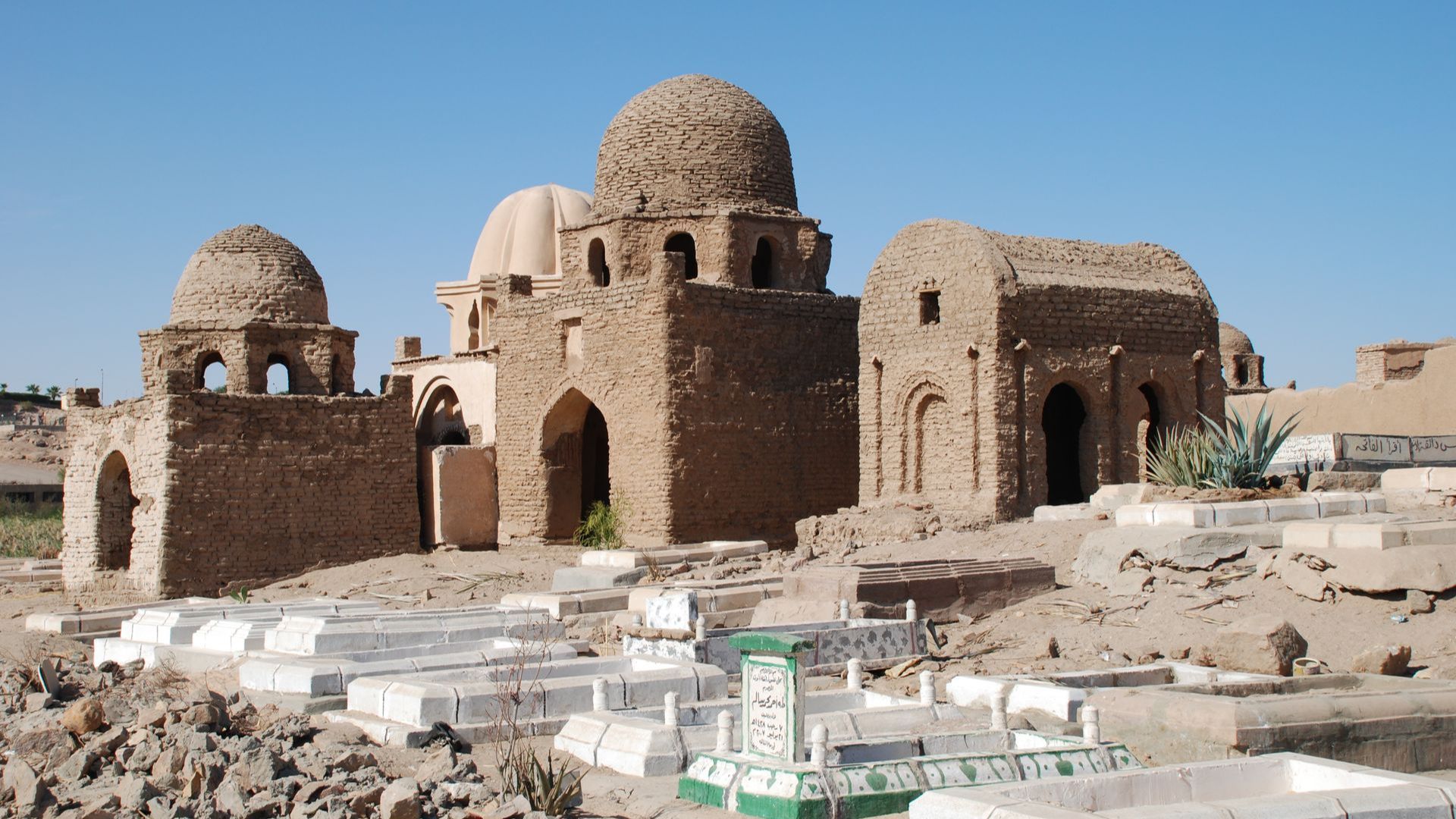 File:Aswan,fatimid cem.jpg