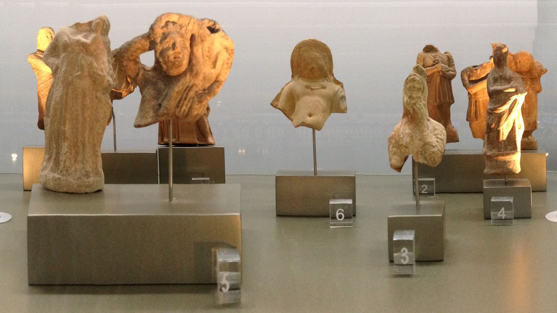File:HellenisticFigurines Tyre NationalMuseumOfBeirut Airport RomanDeckert09112019.jpg