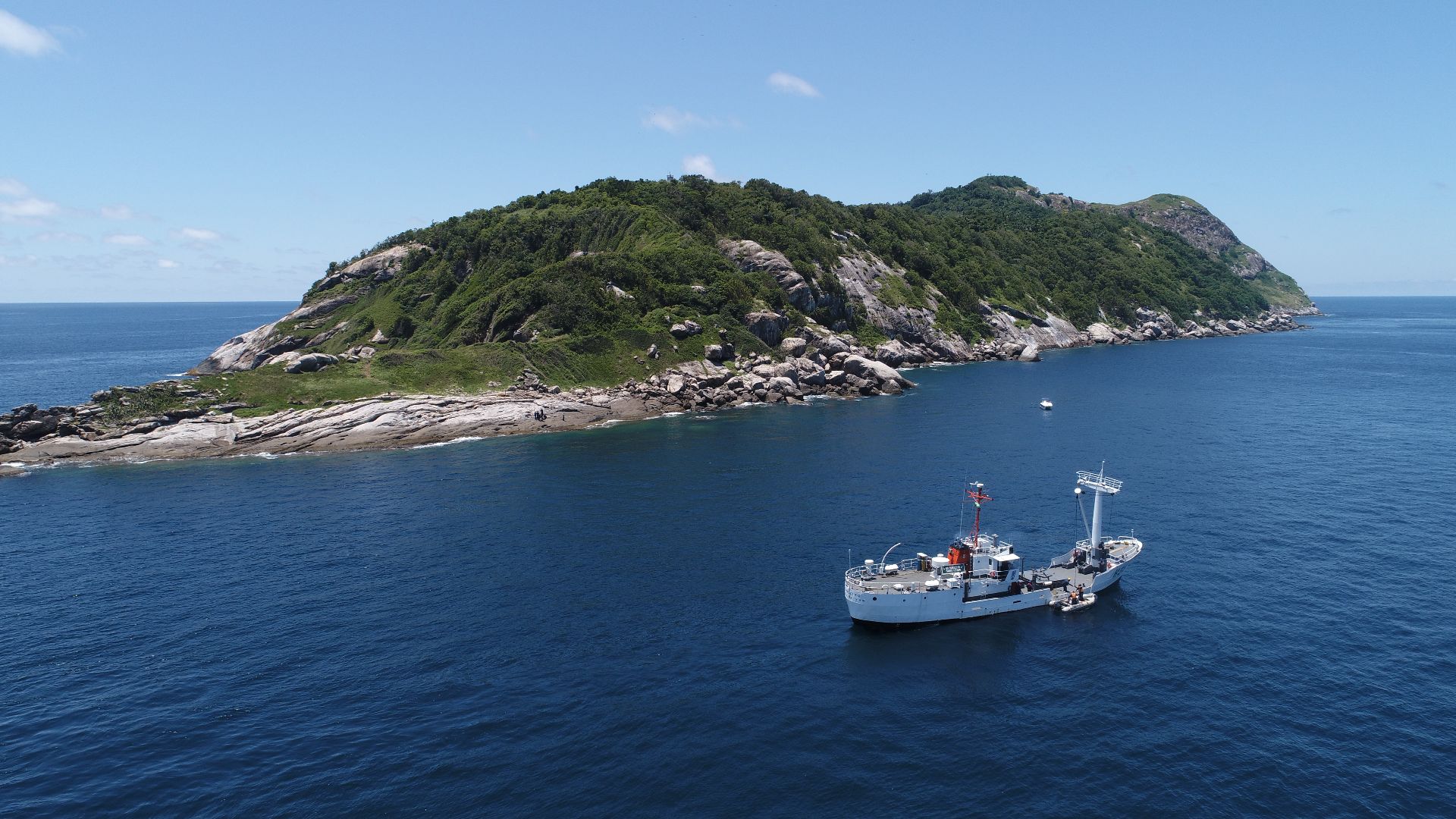 File:Navio Balizador Faroleiro Mario Seixas (H26) na Ilha da Queimada Grande (52695024263).jpg