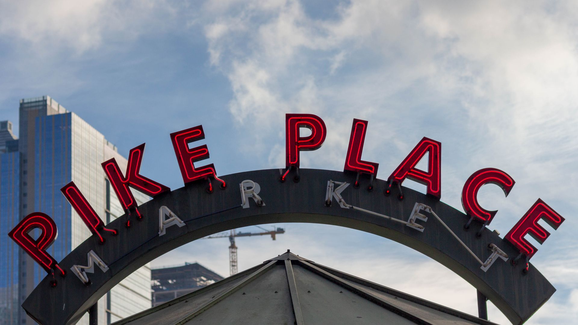 File:Pike Place Market 2019-1013.jpg
