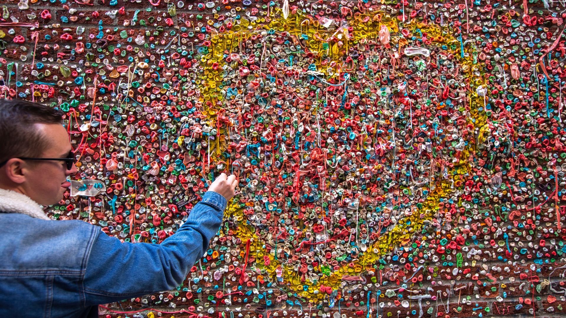 File:Gum Wall, Downtown Seattle - 49005414532.jpg