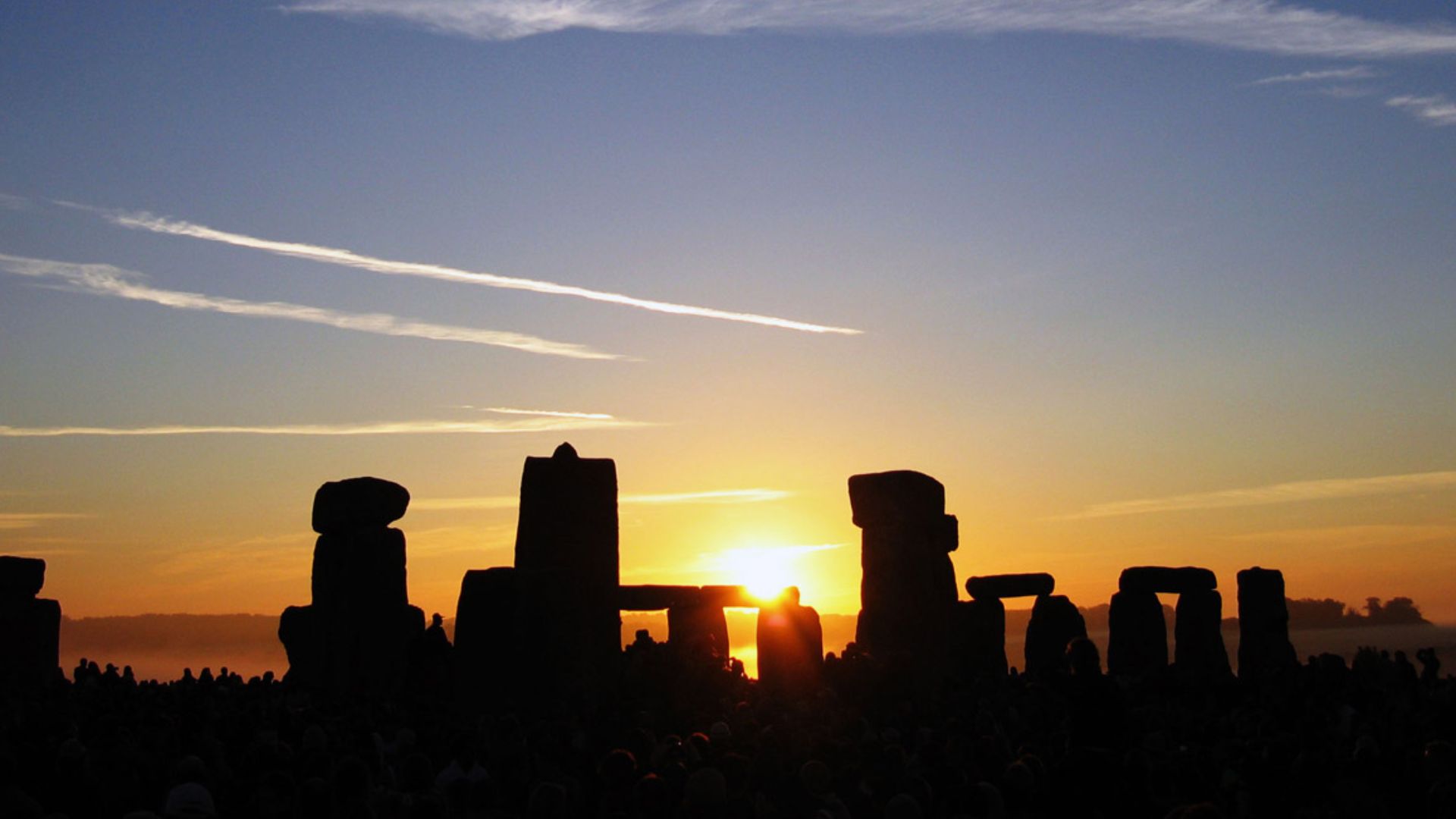 File:Summer Solstice Sunrise over Stonehenge 2005.jpg