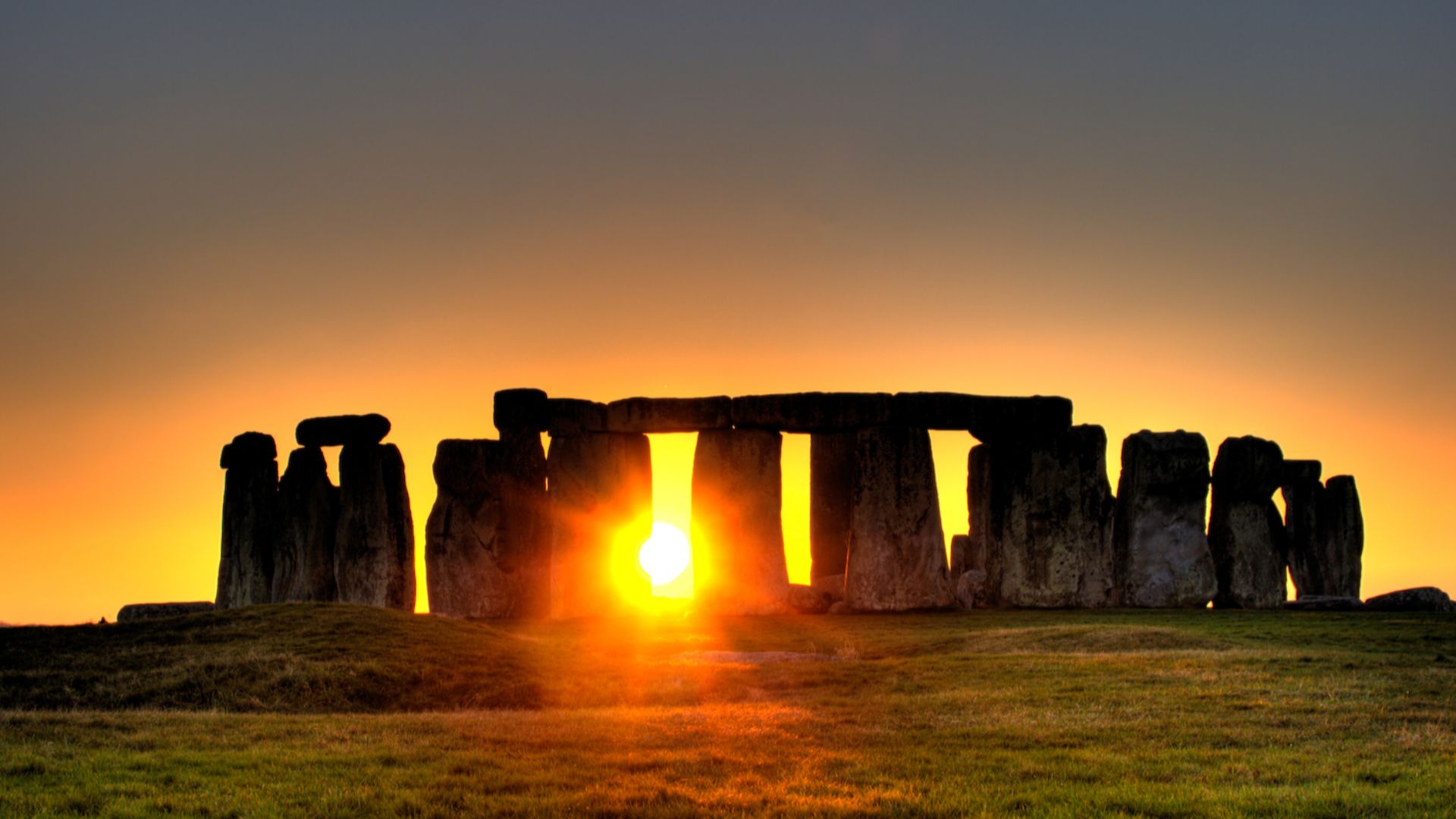 File:Stonehenge (sun).jpg