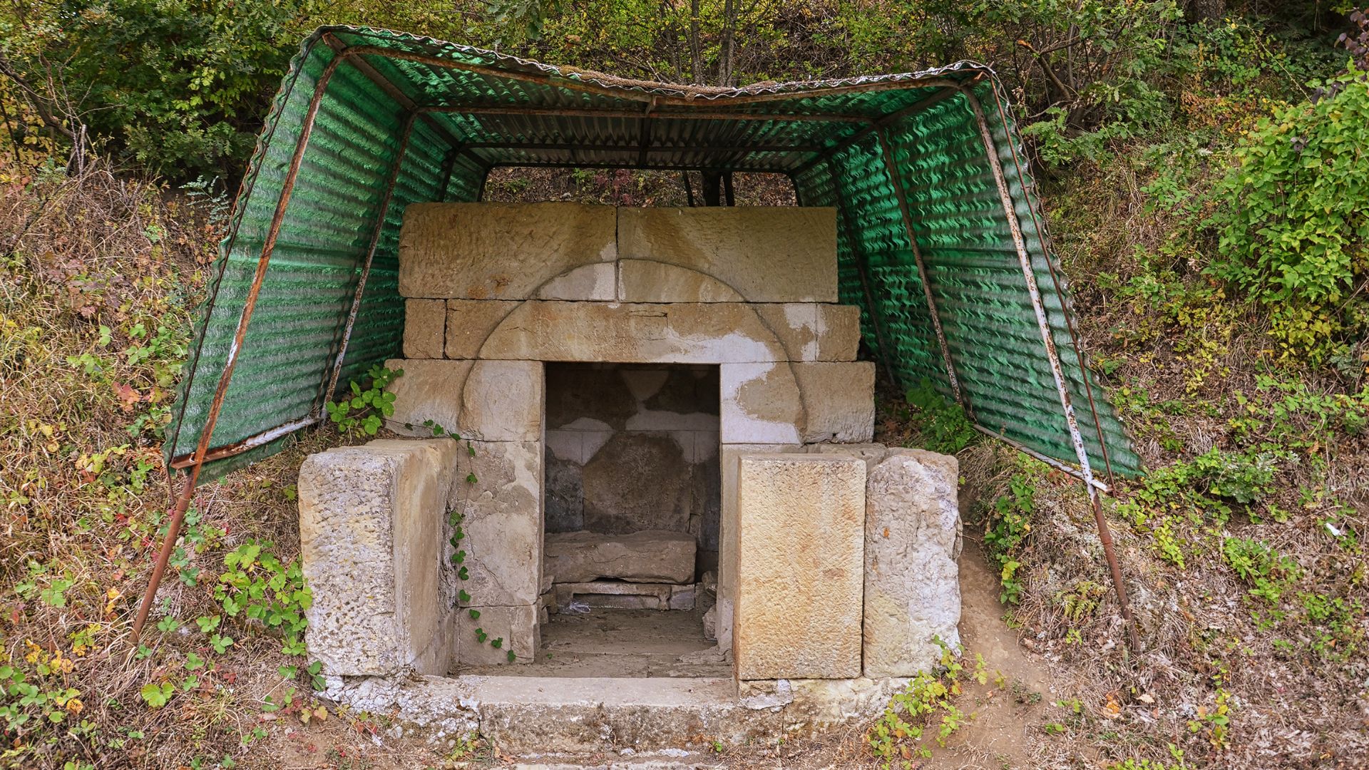 File:Selca e Poshtme, Albania – Monumental antique tombs 2018 17.jpg