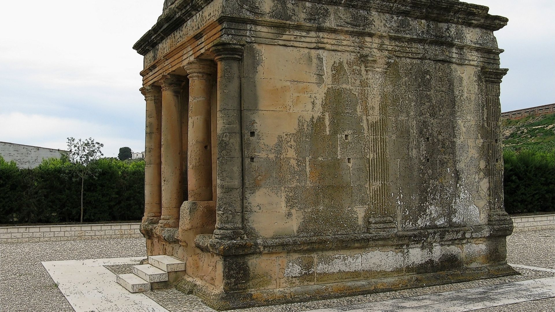File:Roman Era Tomb - panoramio.jpg
