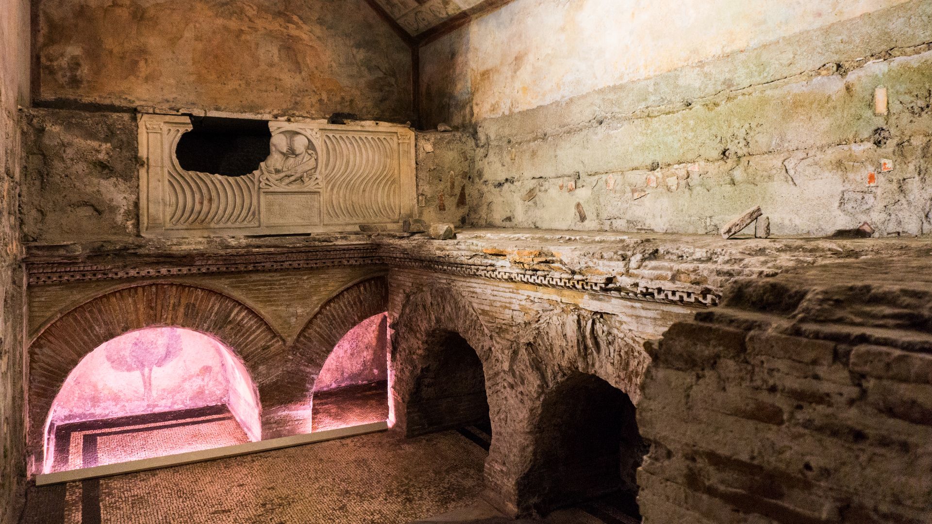 File:Prima camera, Sepolcro dei Pancrazi, Parco Archeologico delle Tombe di via Latina.jpg