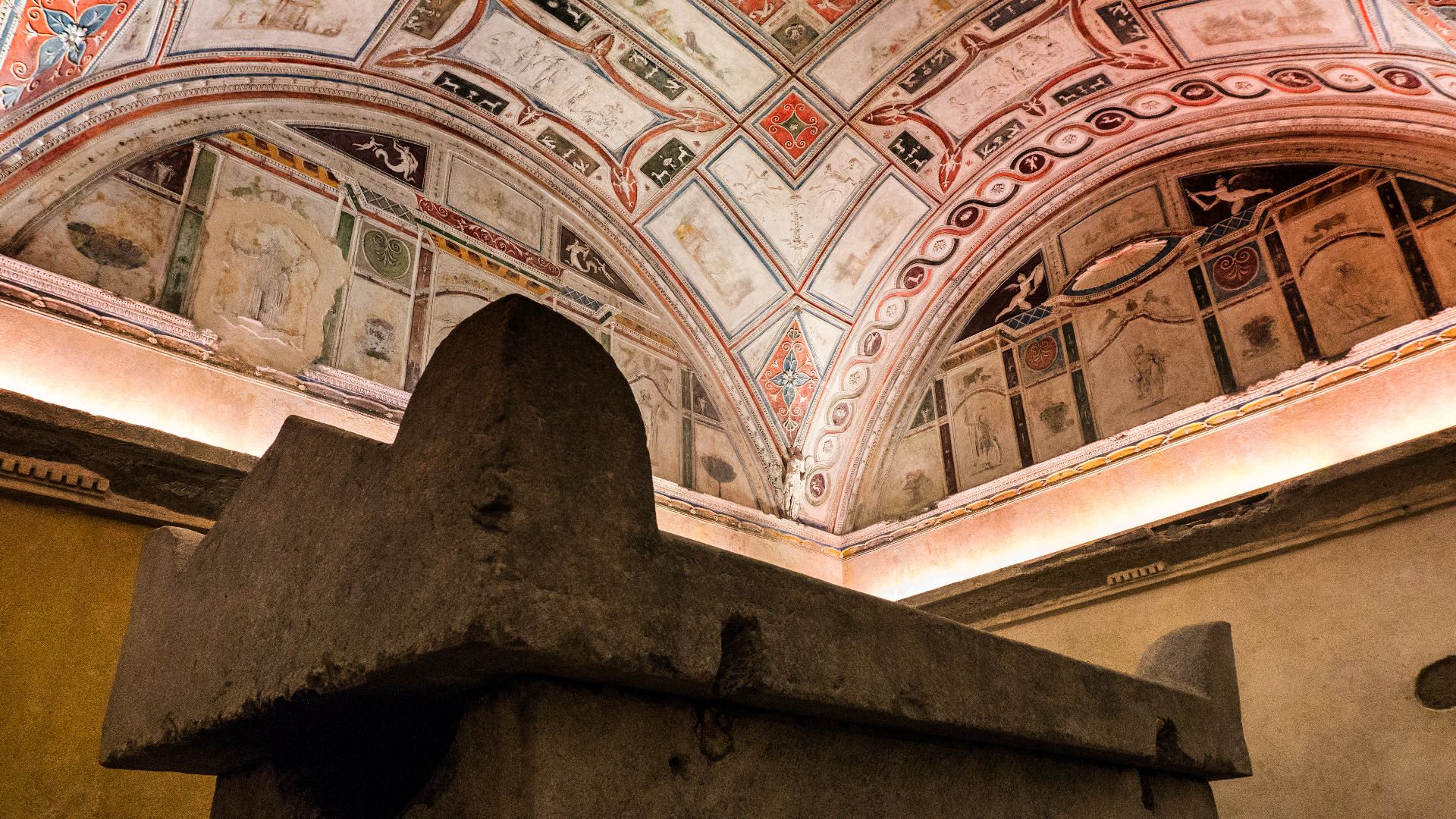 File:Camera Sepolcrale a stucchi, Sepolcro dei Pancrazi, Parco Archeologico delle Tombe di via Latina.jpg