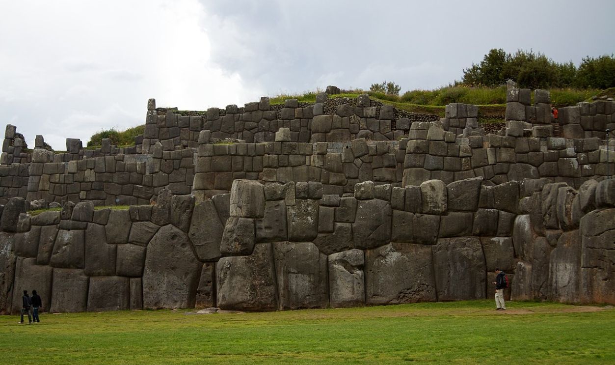 File:Peru - Cusco Sacred Valley & Incan Ruins 017 - Sacsaywamán (7092576617).jpg