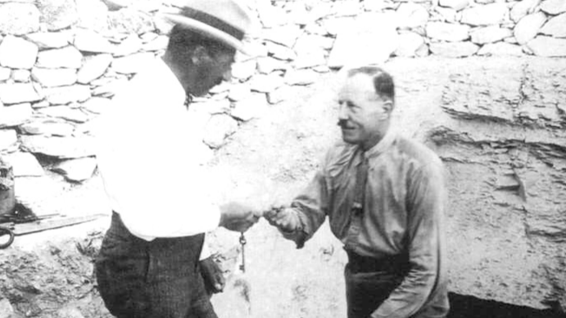 File:Howard Carter und Lord Carnarvon 1922.jpg